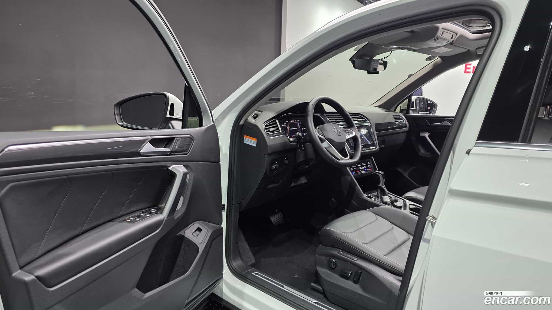 Tiguan Volkswagen 2022.9-INNER-010