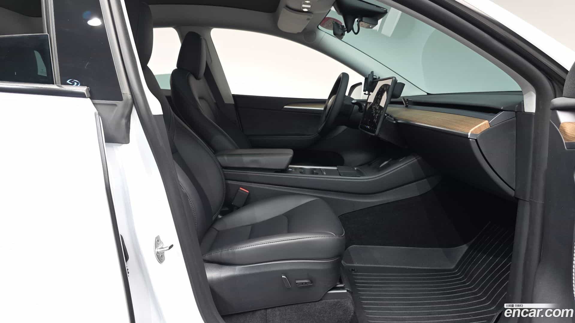 Model Y Tesla 2023.11-INNER-036