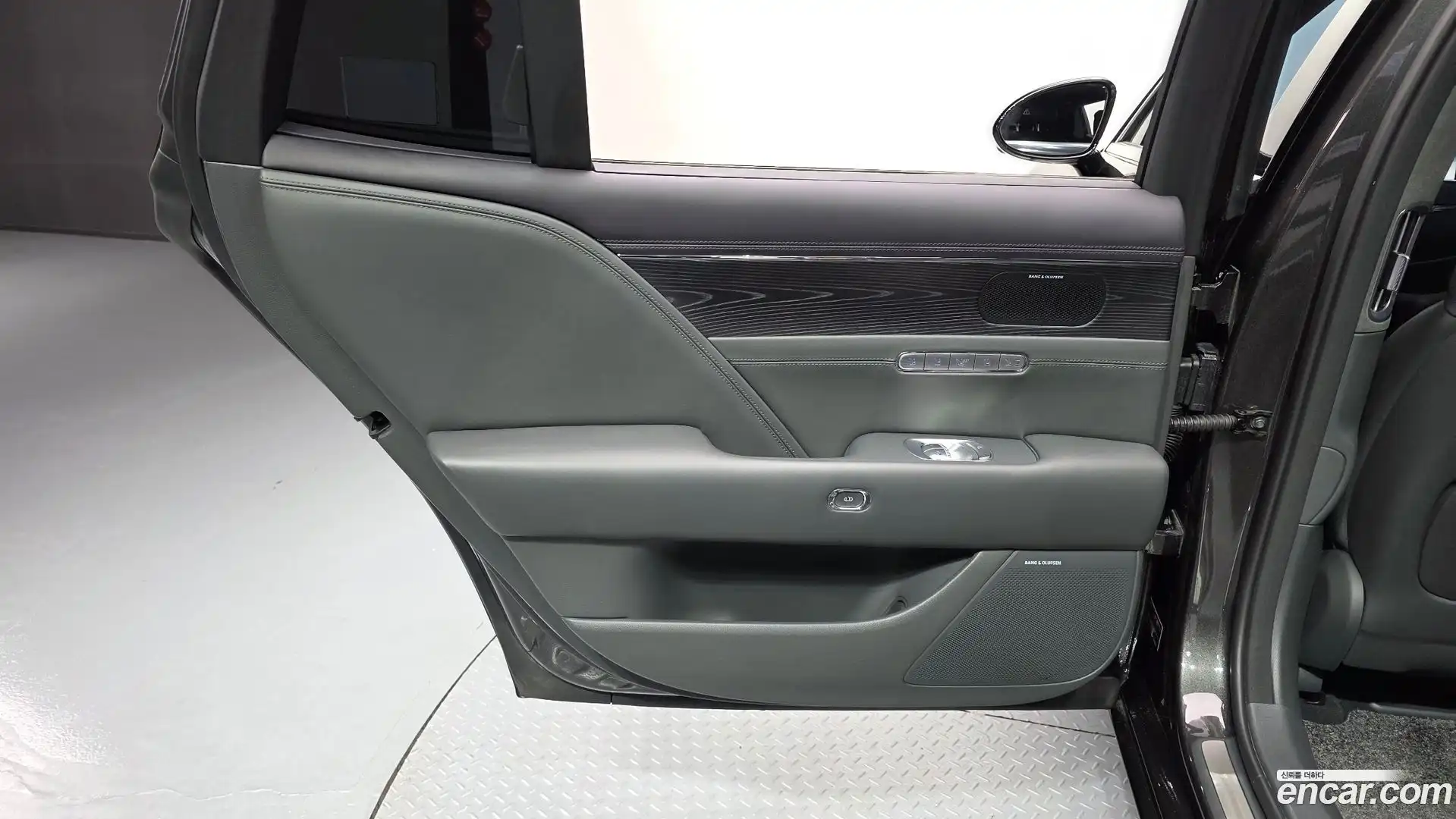 G90 Genesis 2023.0-INNER-035