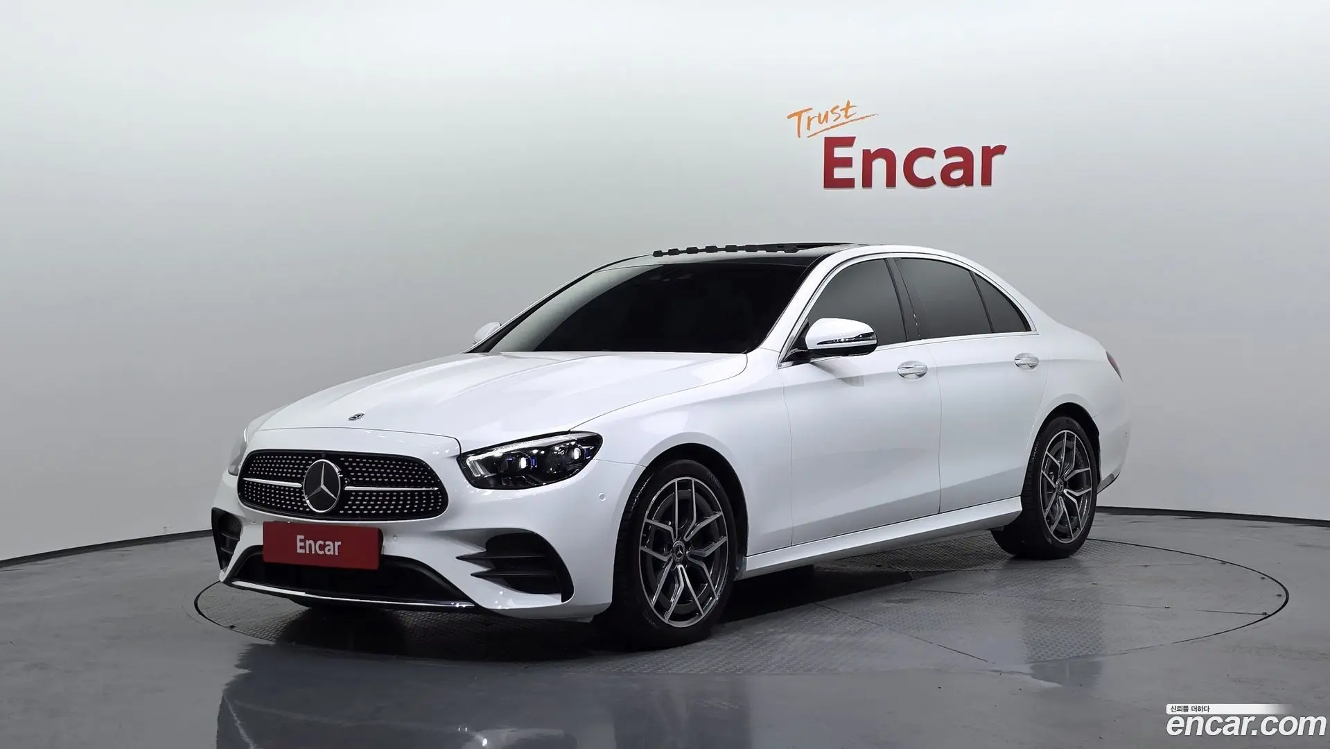 Main__Slider__Photo:E-Class Mercedes-Benz 2021.8-0