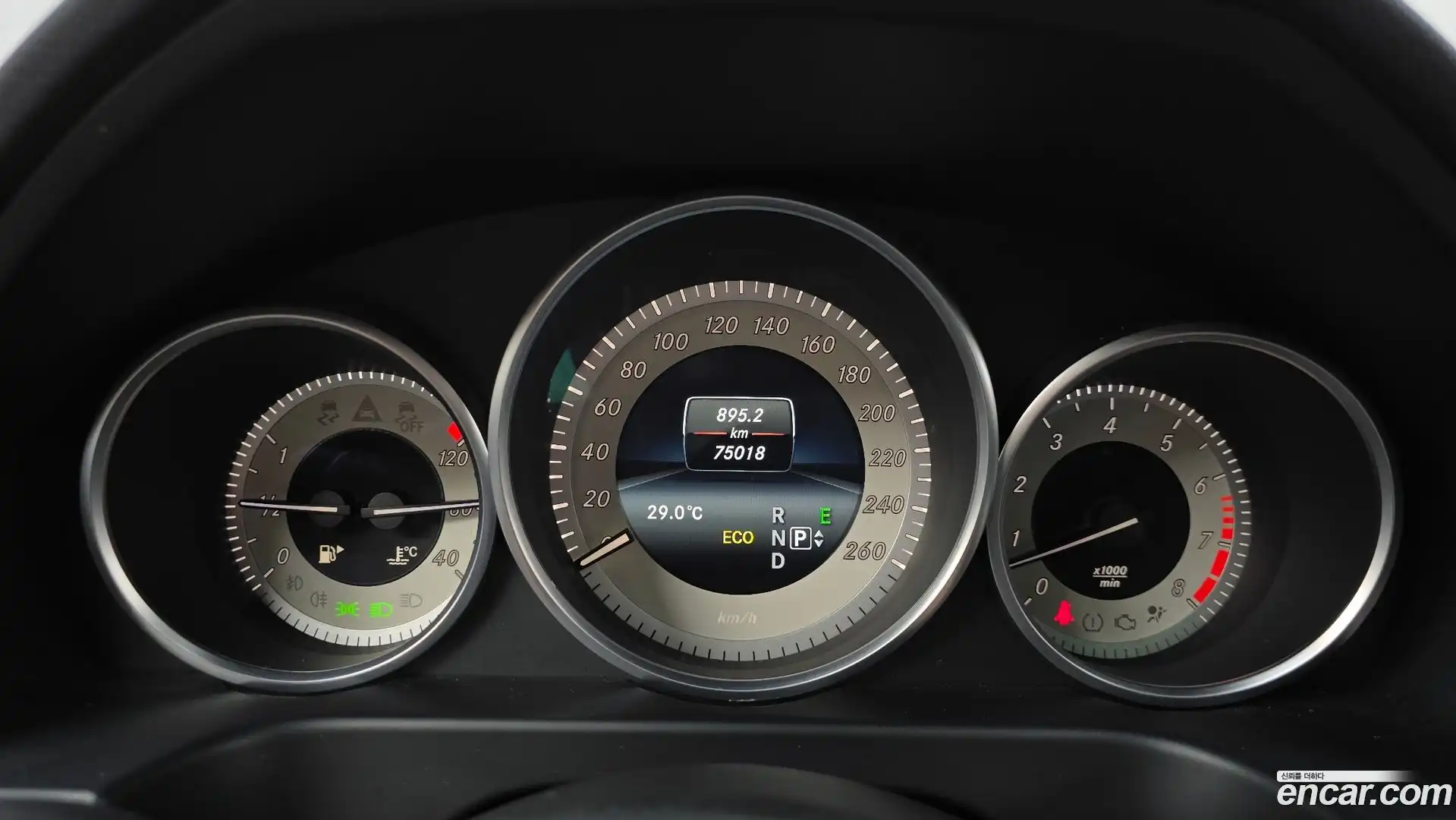 E-Class Mercedes-Benz 2015.4-INNER-008