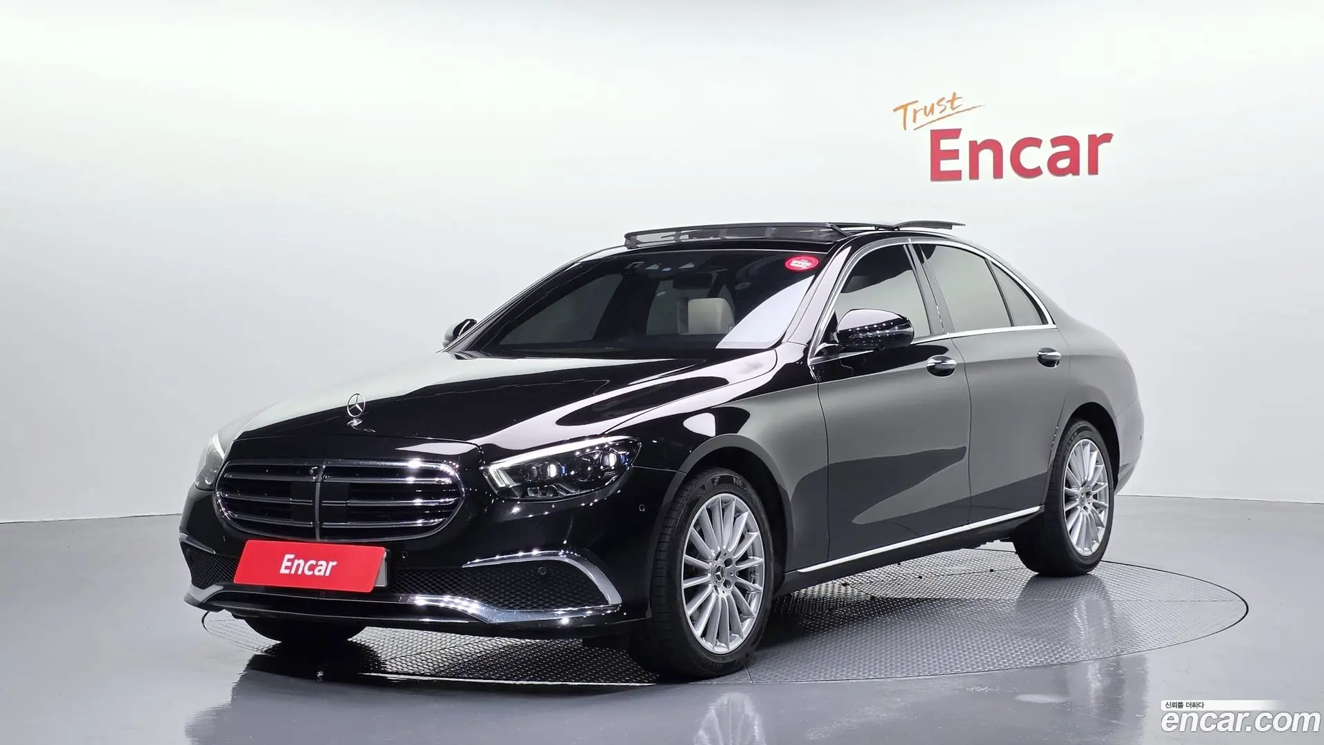 Main__Slider__Photo:E-Class Mercedes-Benz 2022.10-0