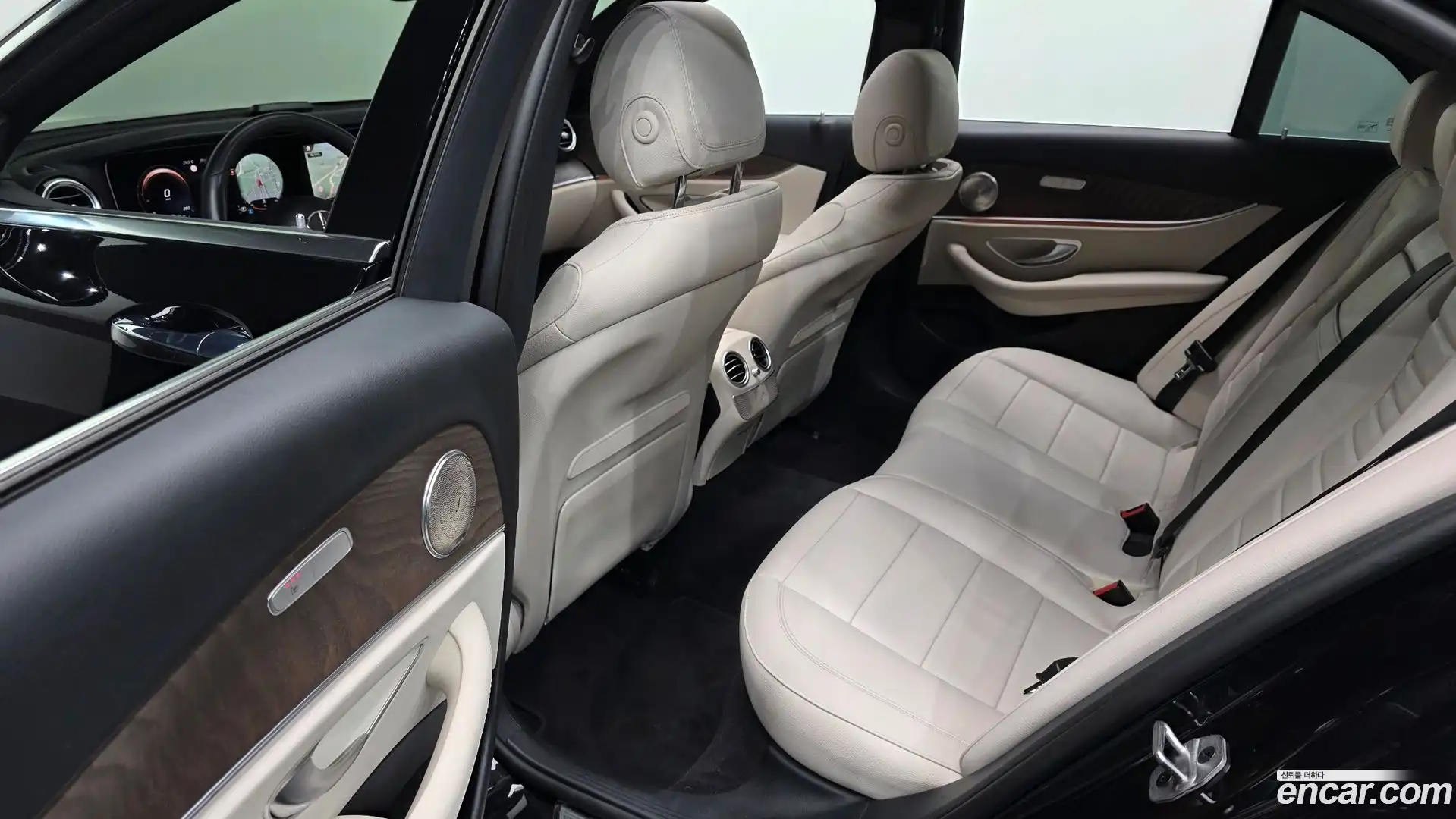 E-Class Mercedes-Benz 2022.10-OPTION-016