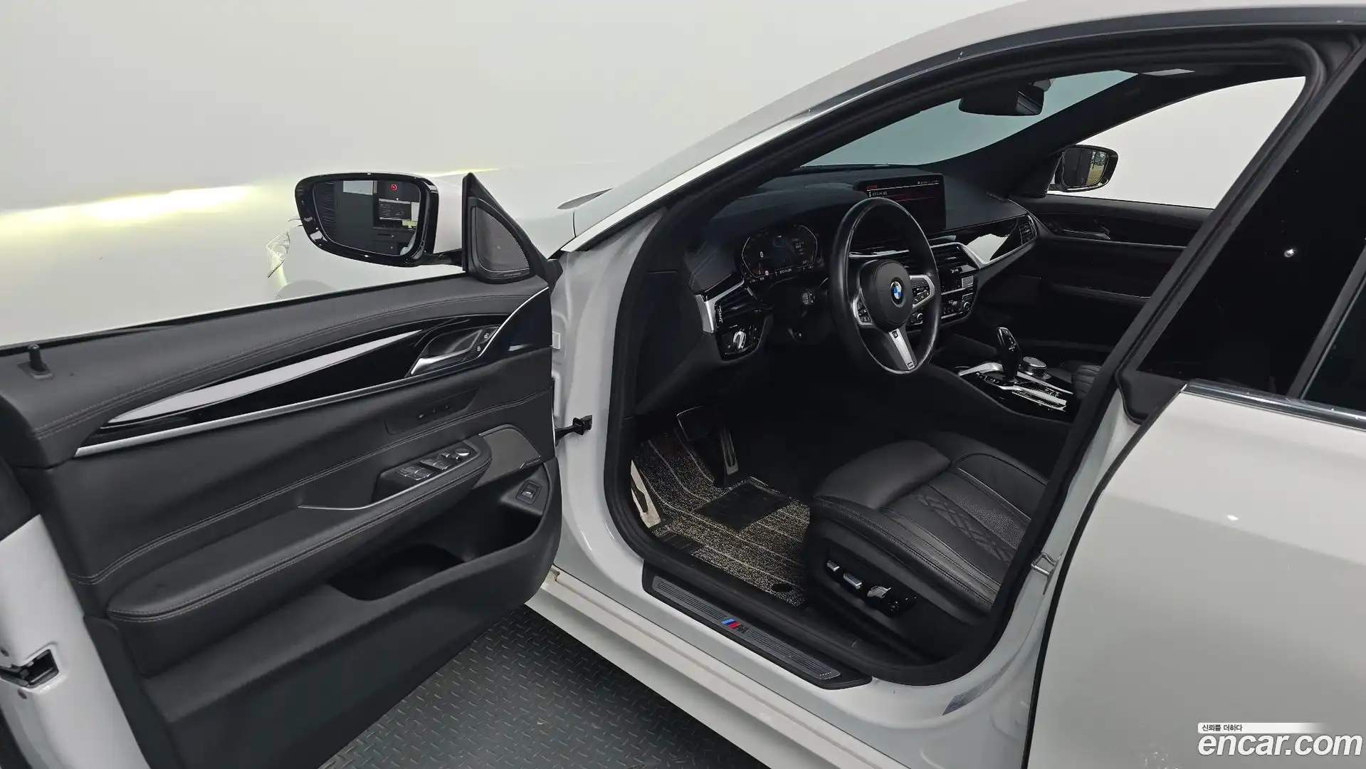 Gran Turismo BMW 2023.0-INNER-010
