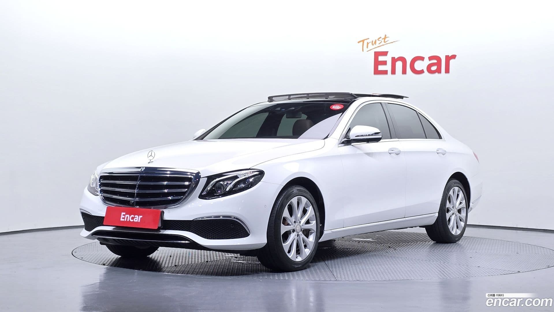 Main__Slider__Photo:E-Class Mercedes-Benz 2017.0-0