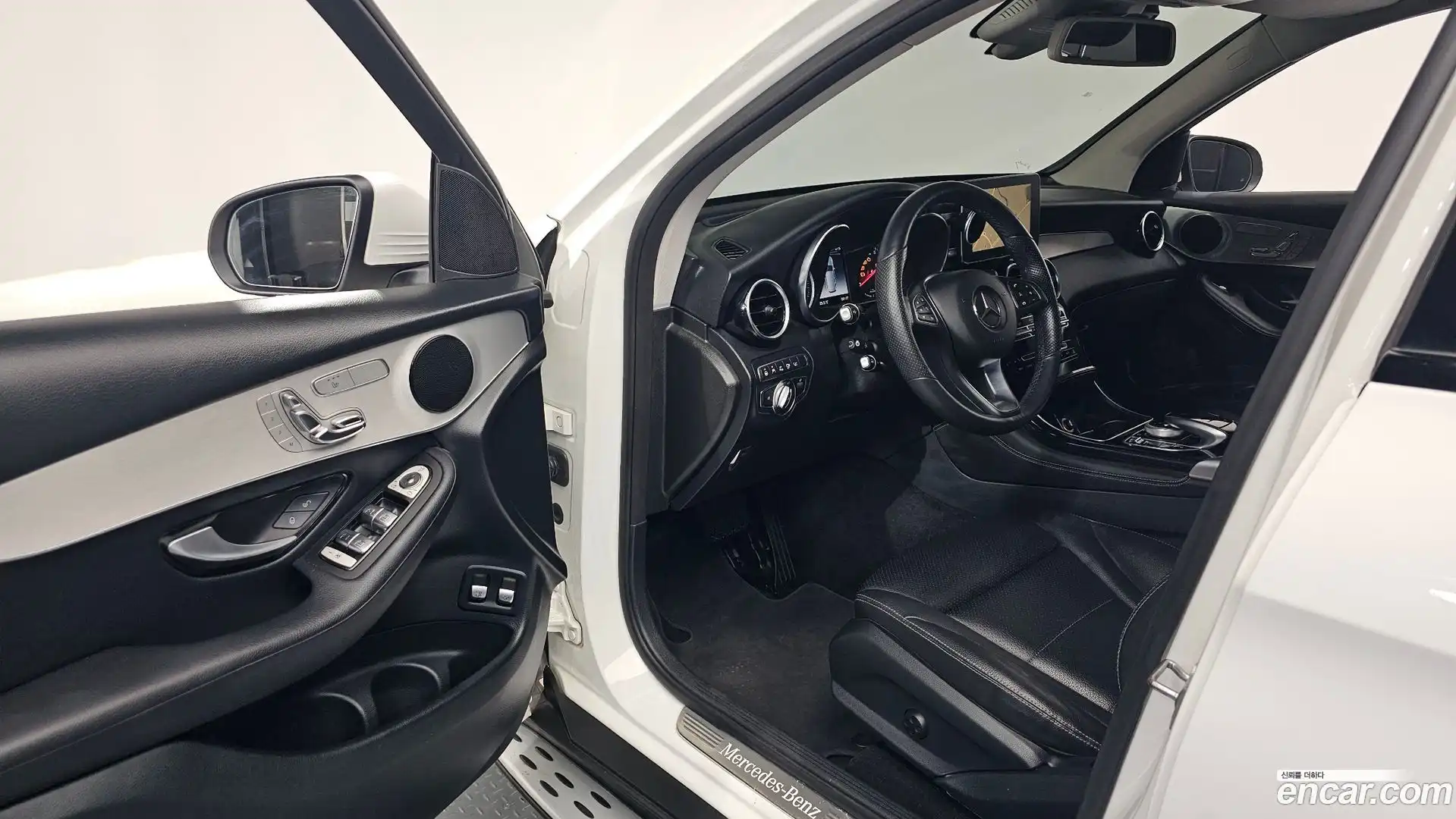GLC-Class Mercedes-Benz 2018.4-INNER-010