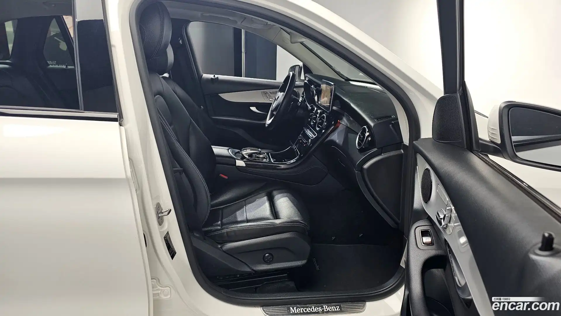 GLC-Class Mercedes-Benz 2018.4-INNER-036