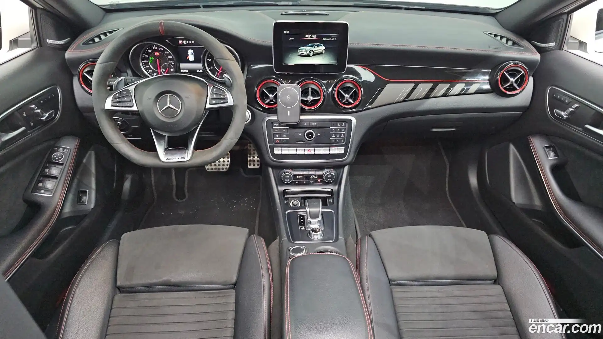 GLA-Class Mercedes-Benz 2017.10-INNER-007