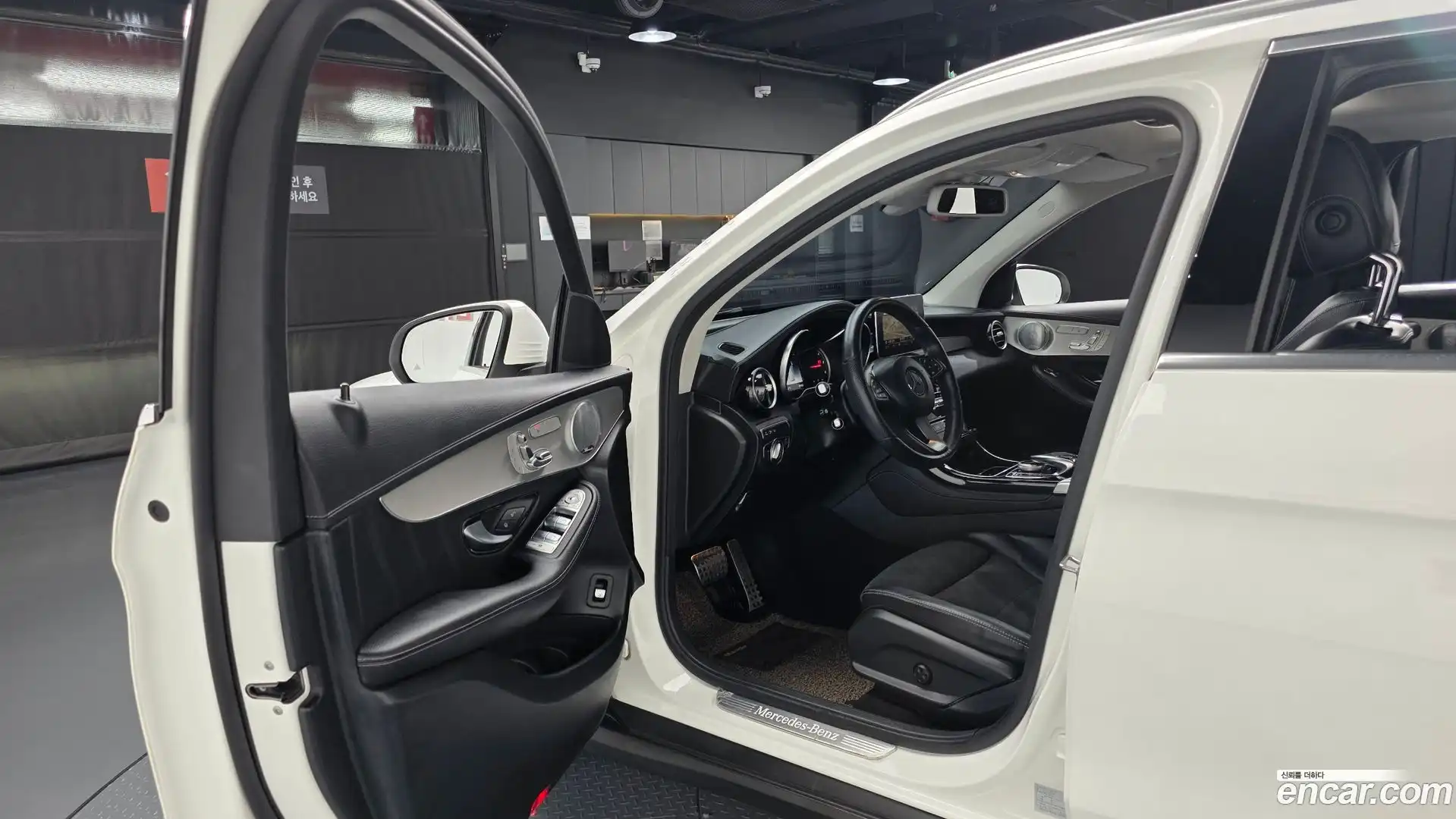 GLC-Class Mercedes-Benz 2018.6-INNER-010