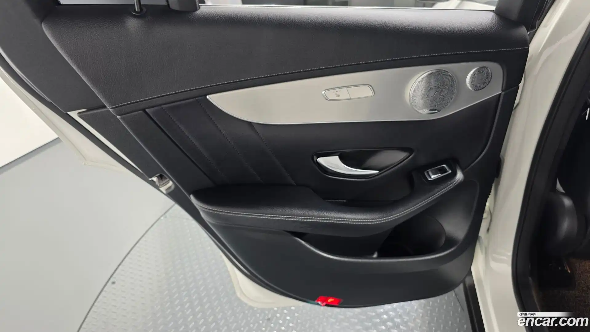 GLC-Class Mercedes-Benz 2018.6-INNER-035