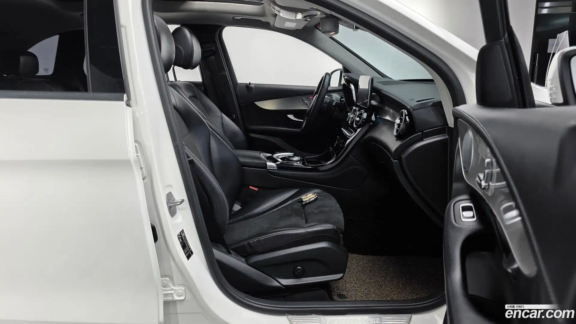 GLC-Class Mercedes-Benz 2018.6-INNER-036