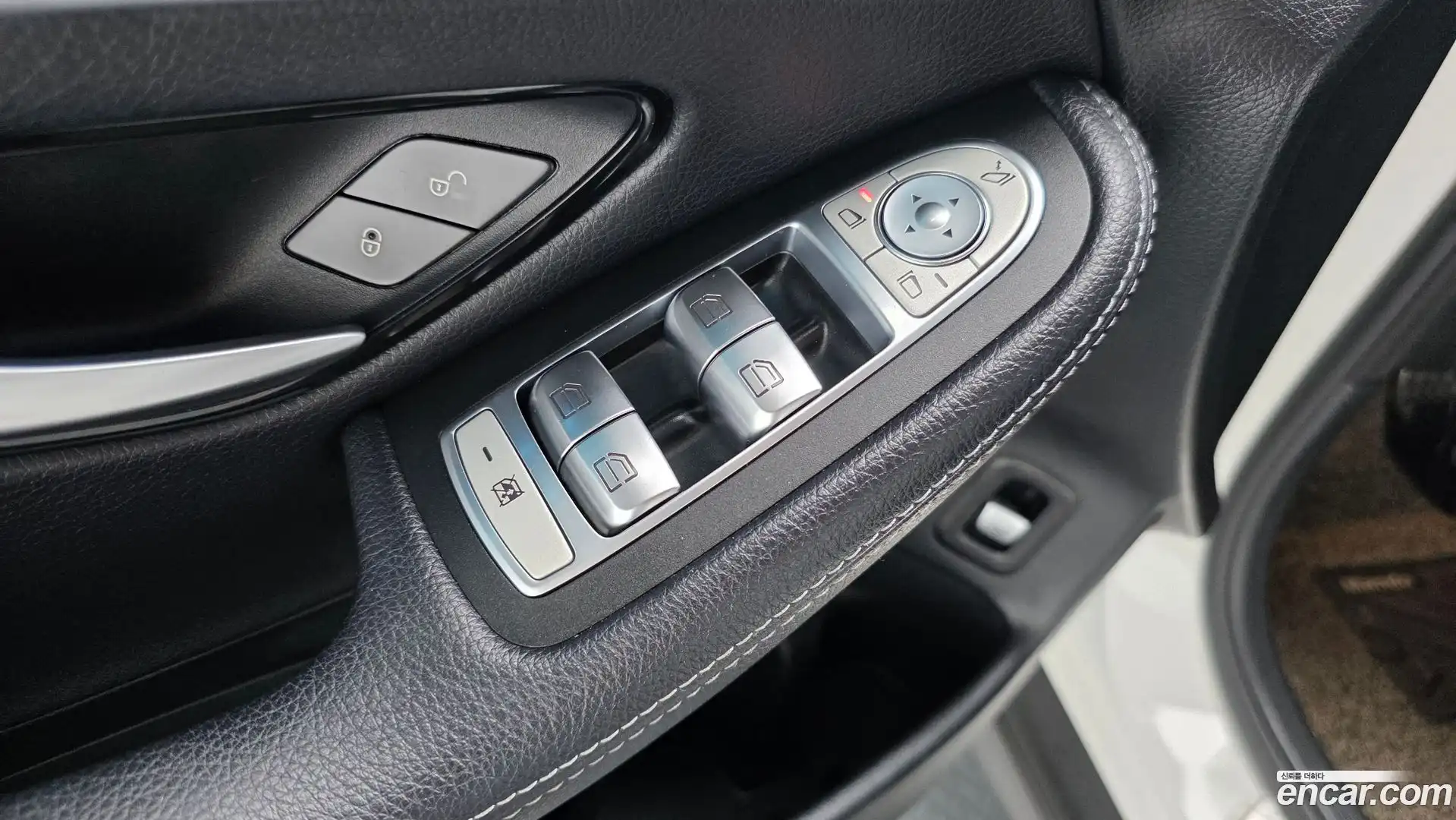 GLC-Class Mercedes-Benz 2018.6-OPTION-043
