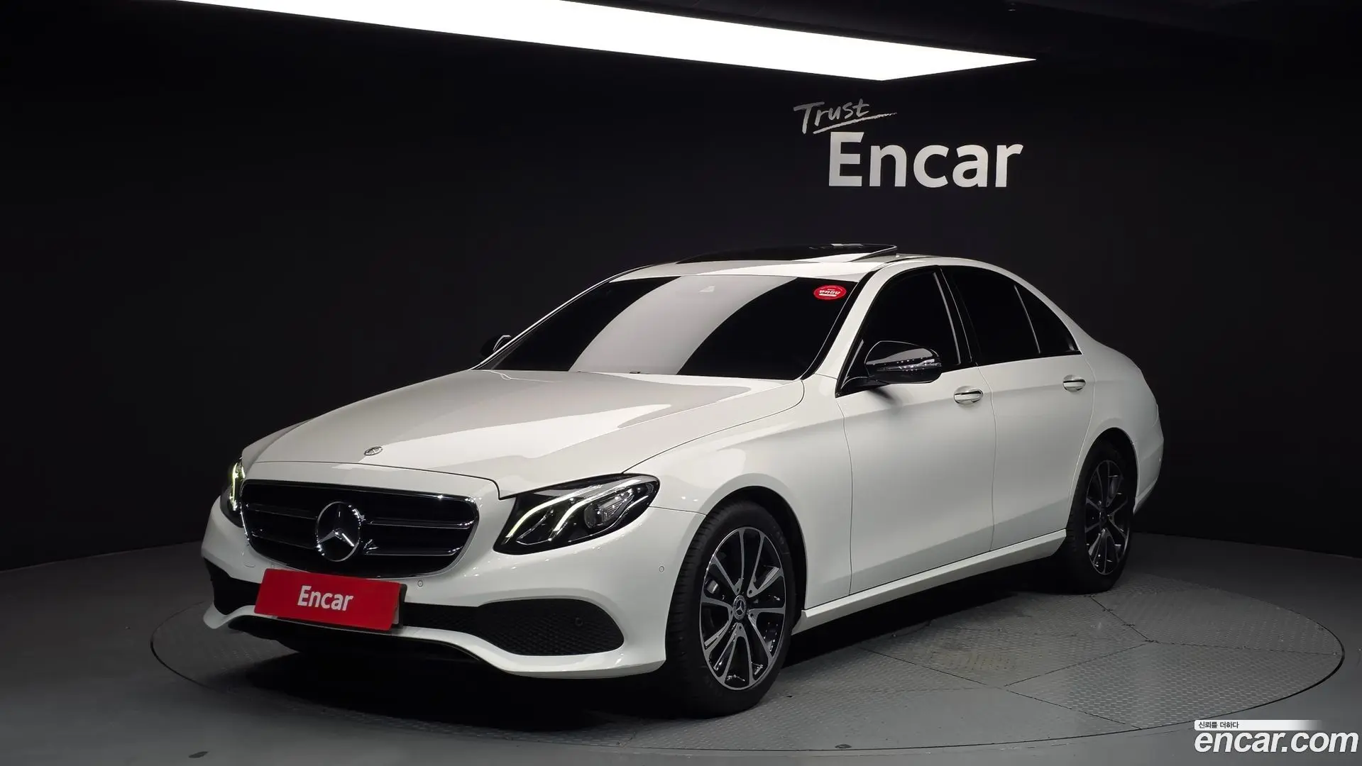 Main__Slider__Photo:E-Class Mercedes-Benz 2020.5-0