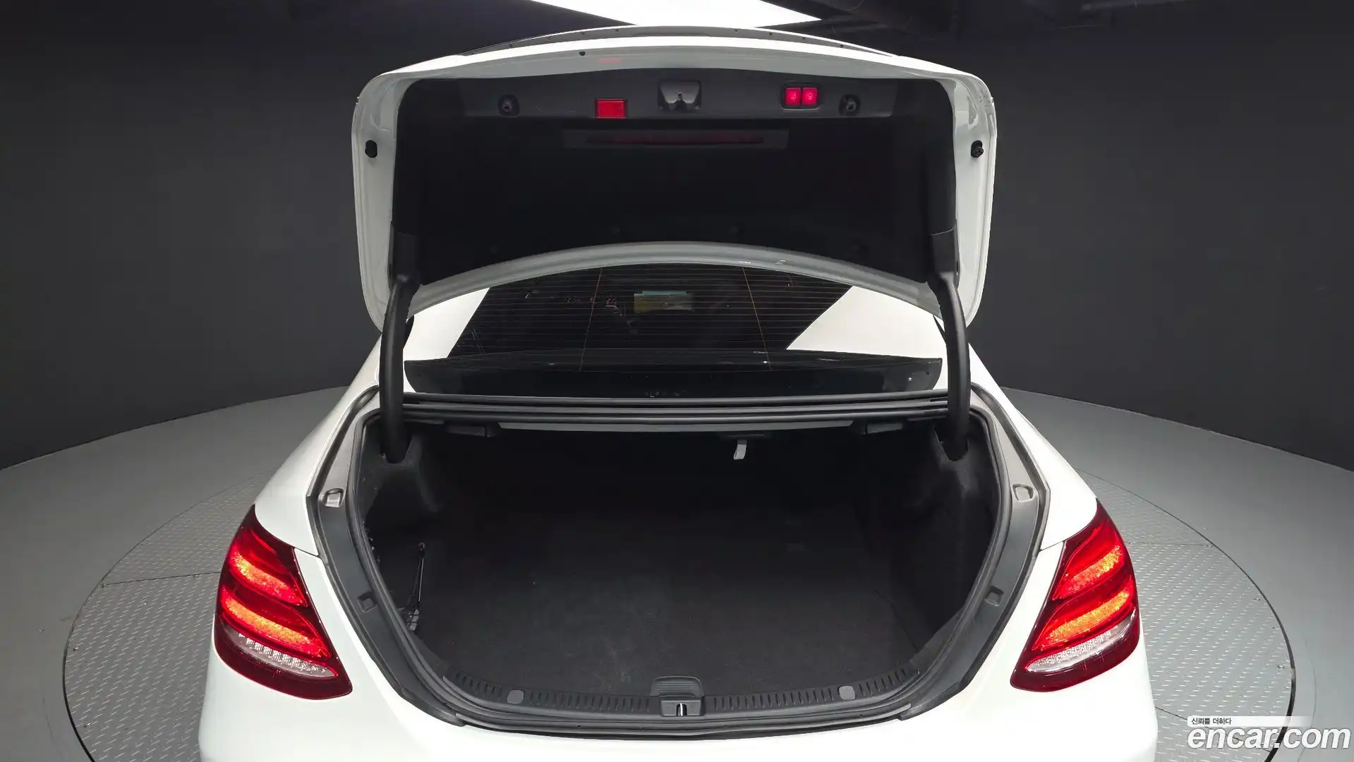 E-Class Mercedes-Benz 2020.5-OPTION-024