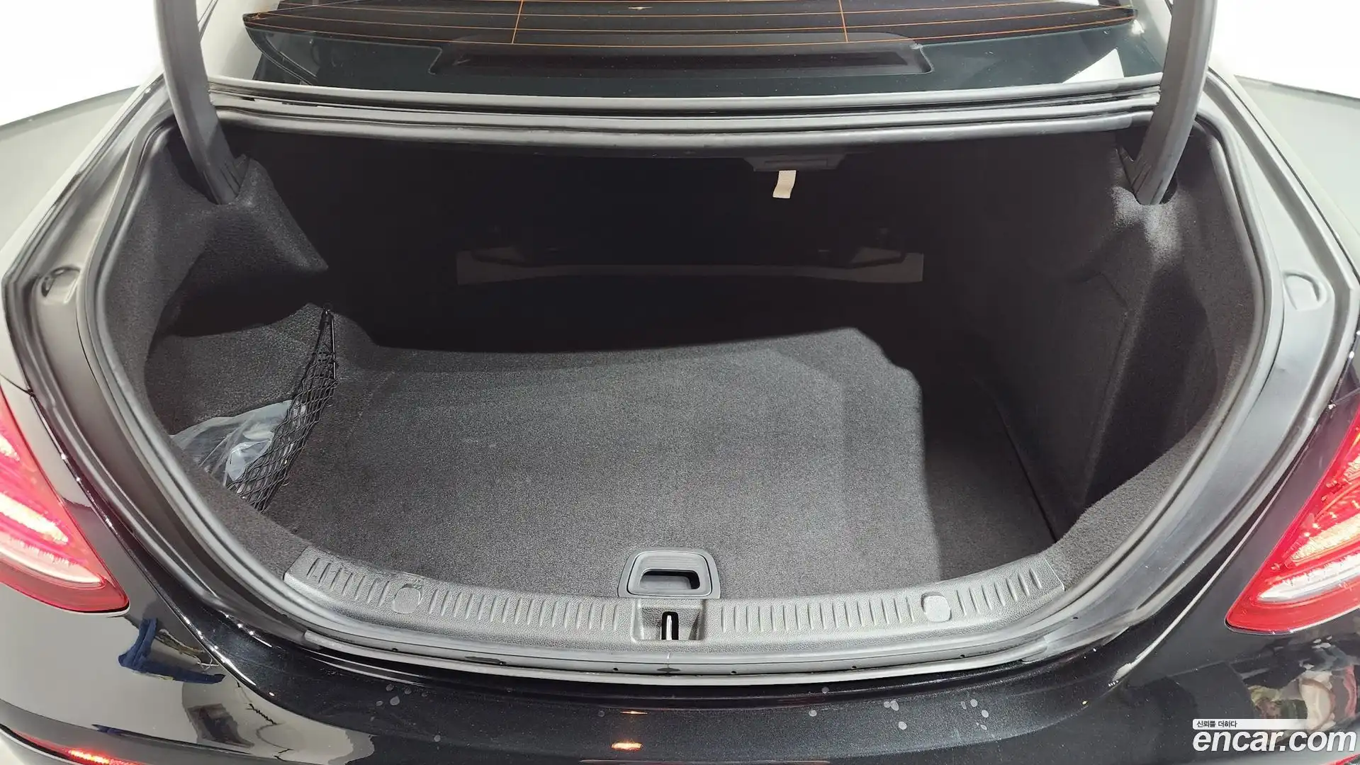 E-Class Mercedes-Benz 2018.10-OPTION-024