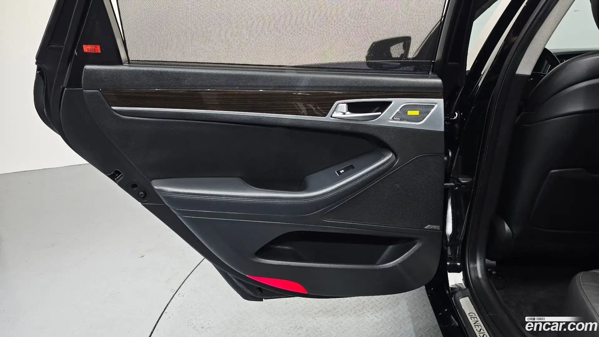 G80 Genesis 2017.1-INNER-035