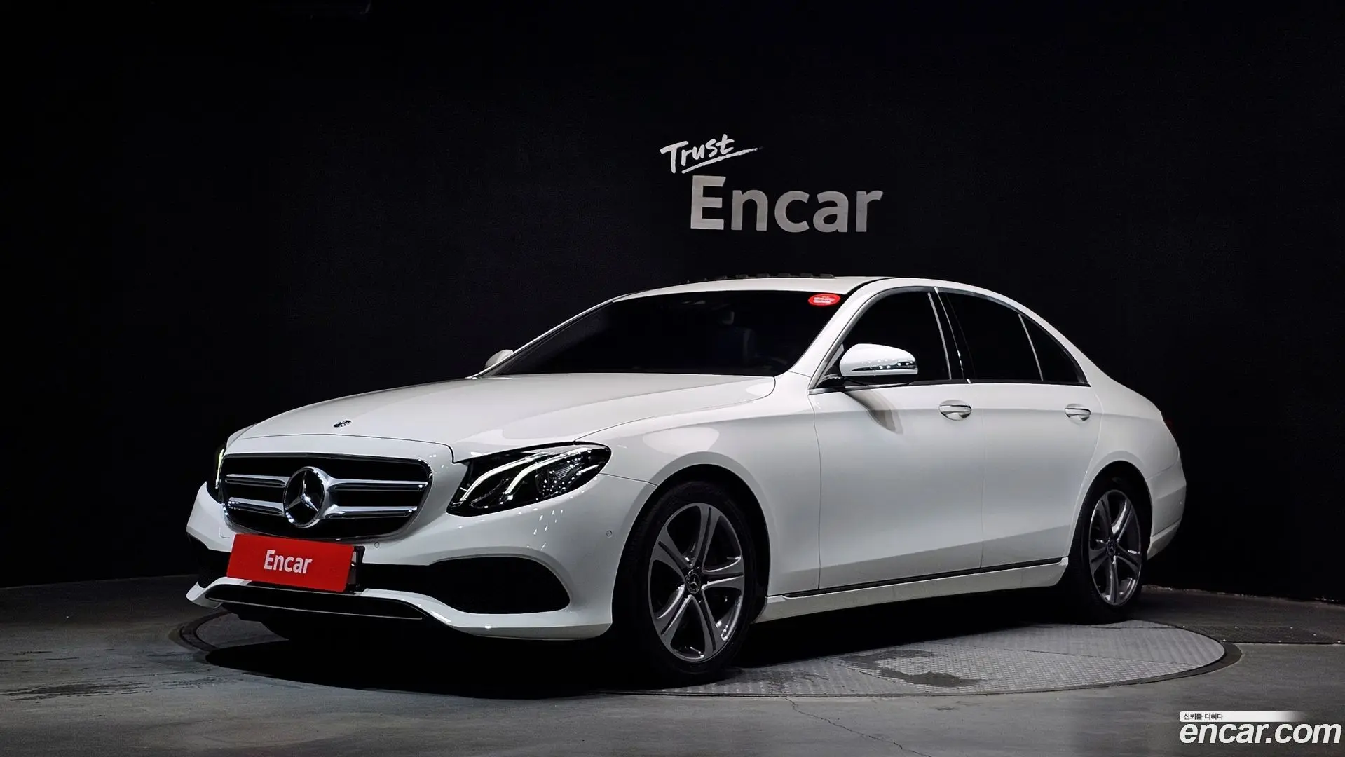 Main__Slider__Photo:E-Class Mercedes-Benz 2018.7-0