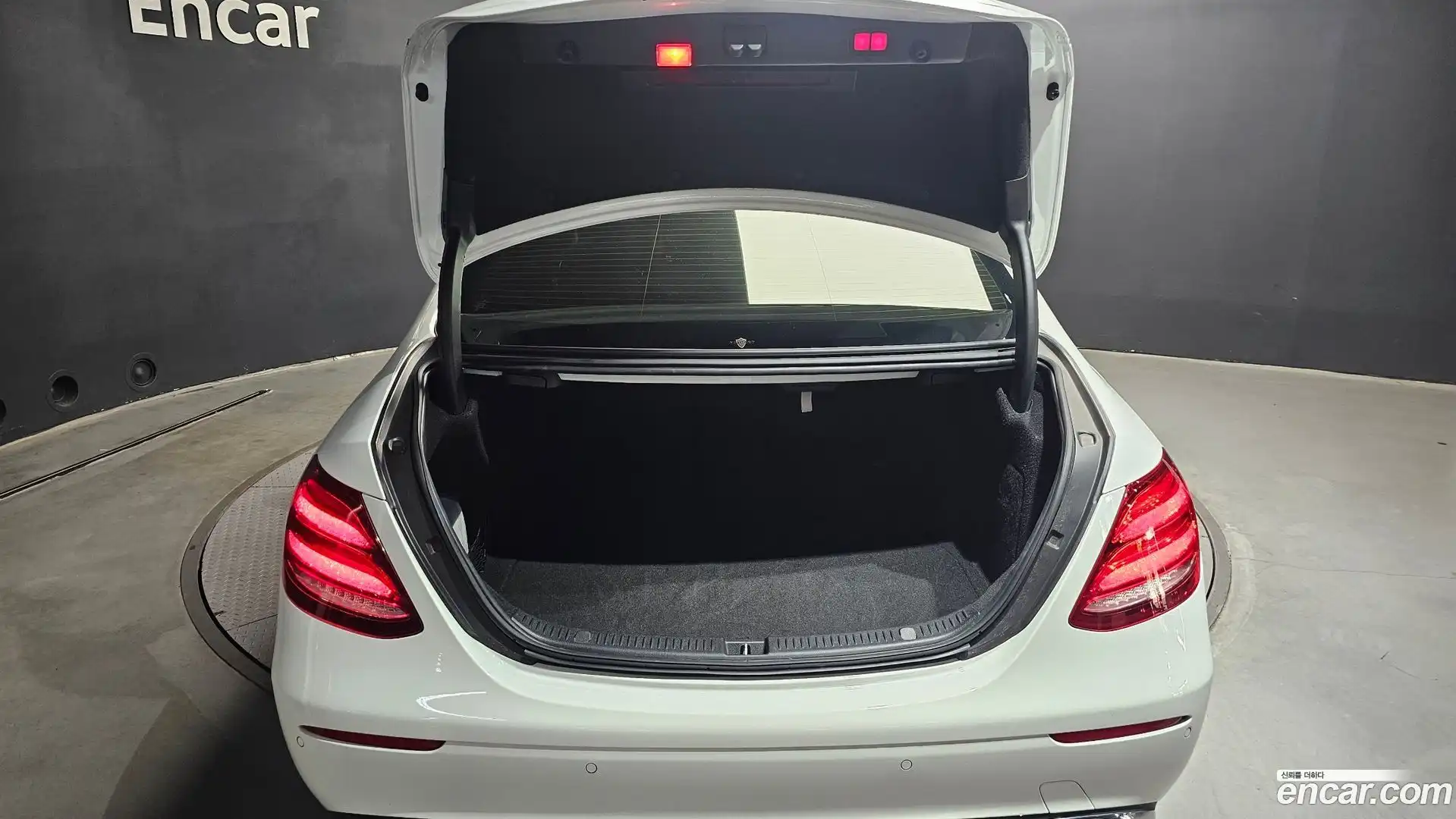 E-Class Mercedes-Benz 2019.5-OPTION-044