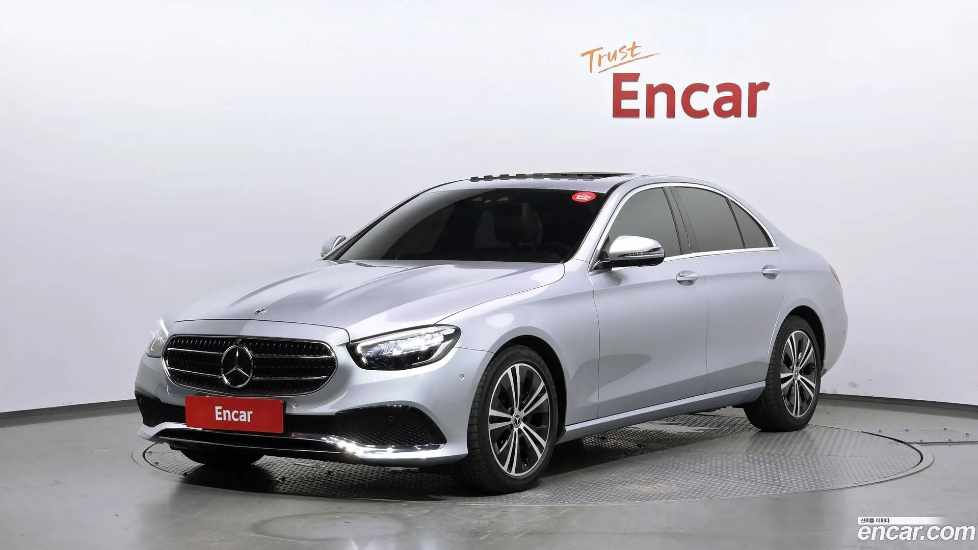 Main__Slider__Photo:E-Class Mercedes-Benz 2022.6-0
