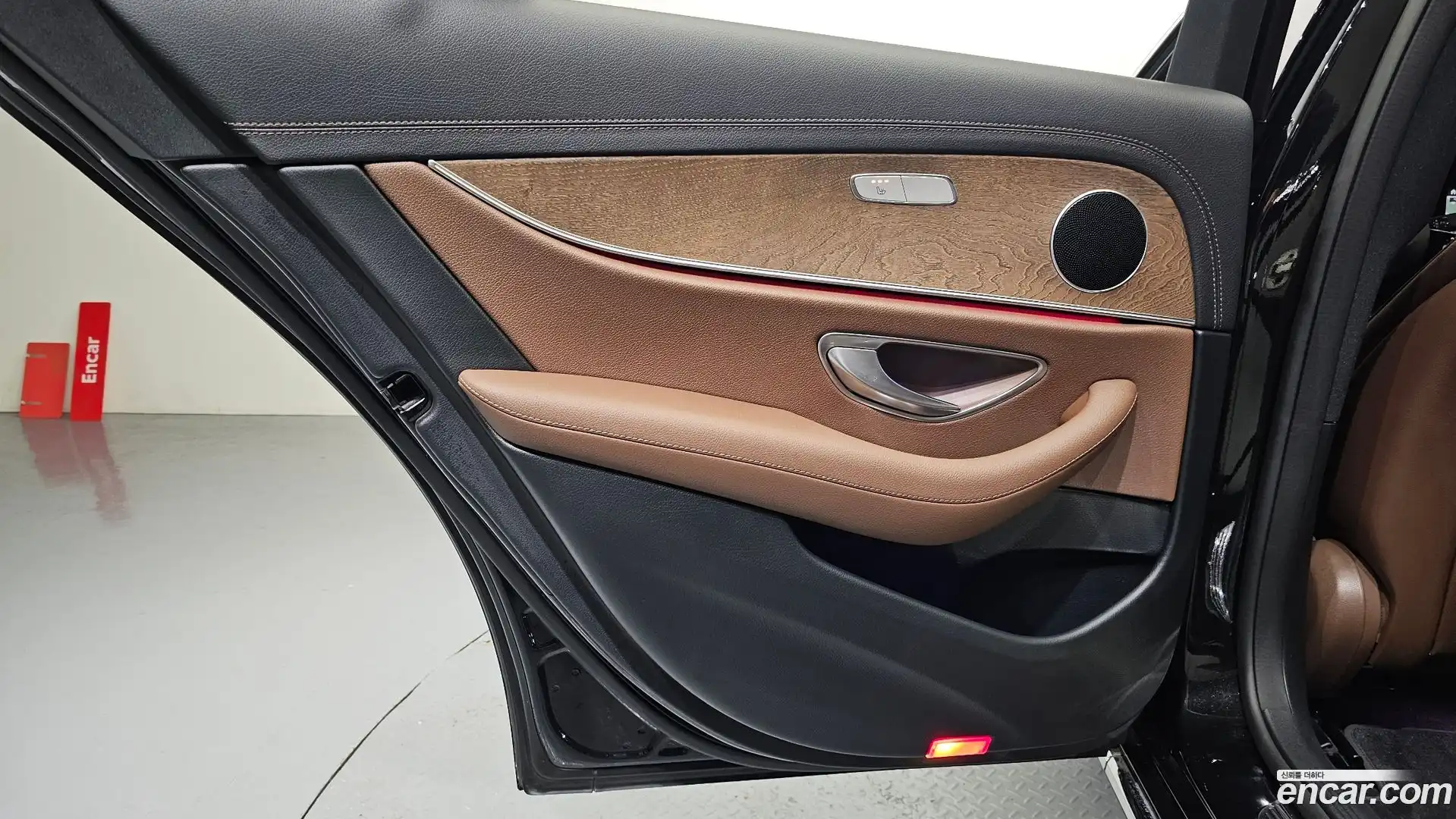 E-Class Mercedes-Benz 2022.9-INNER-035