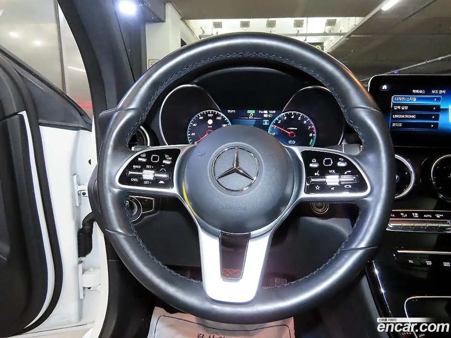 GLC-Class Mercedes-Benz 2021.11-INNER-008