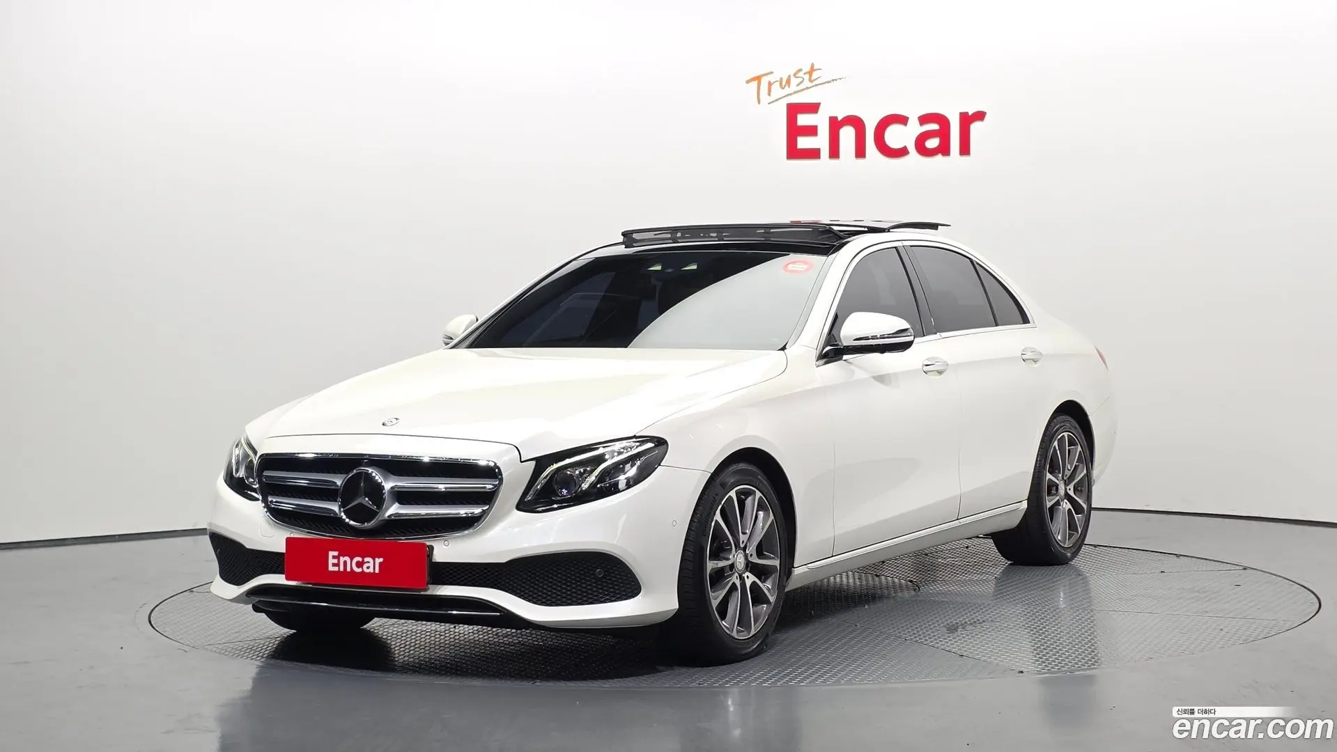 Main__Slider__Photo:E-Class Mercedes-Benz 2016.5-0