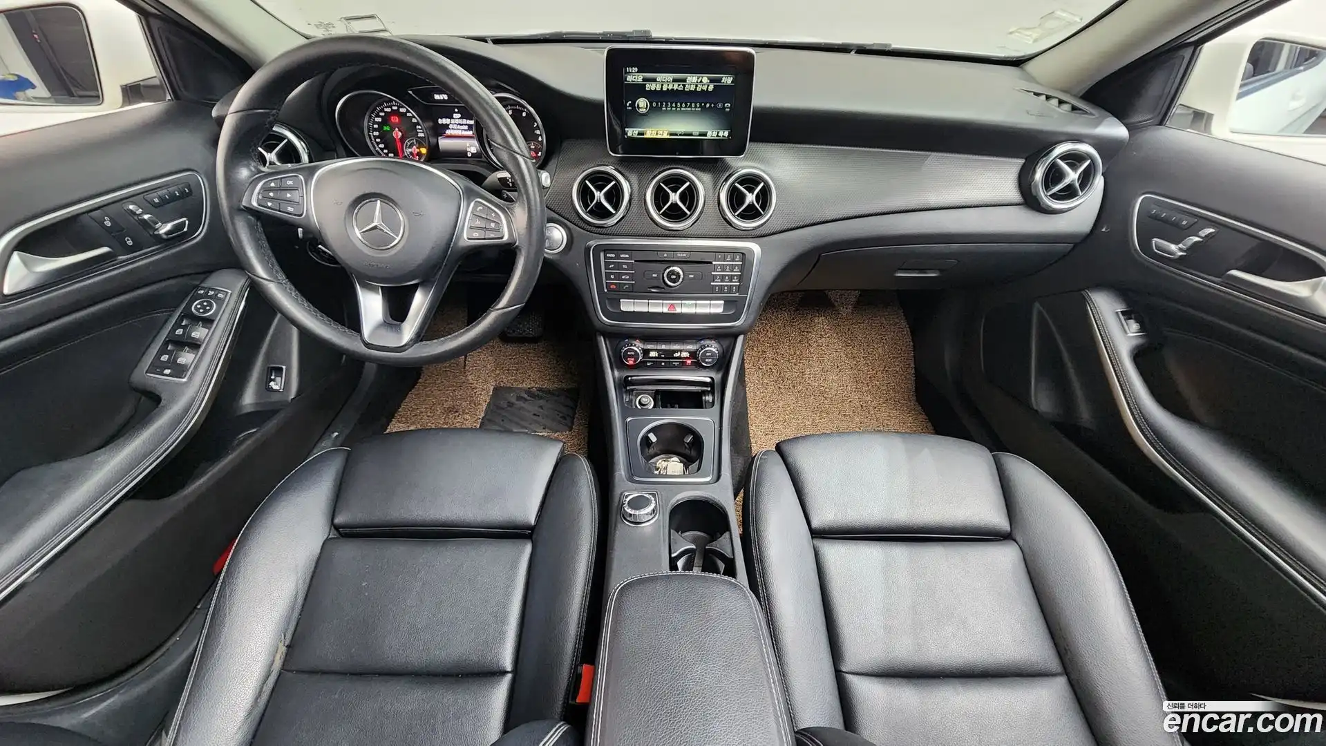 GLA-Class Mercedes-Benz 2017.10-INNER-007