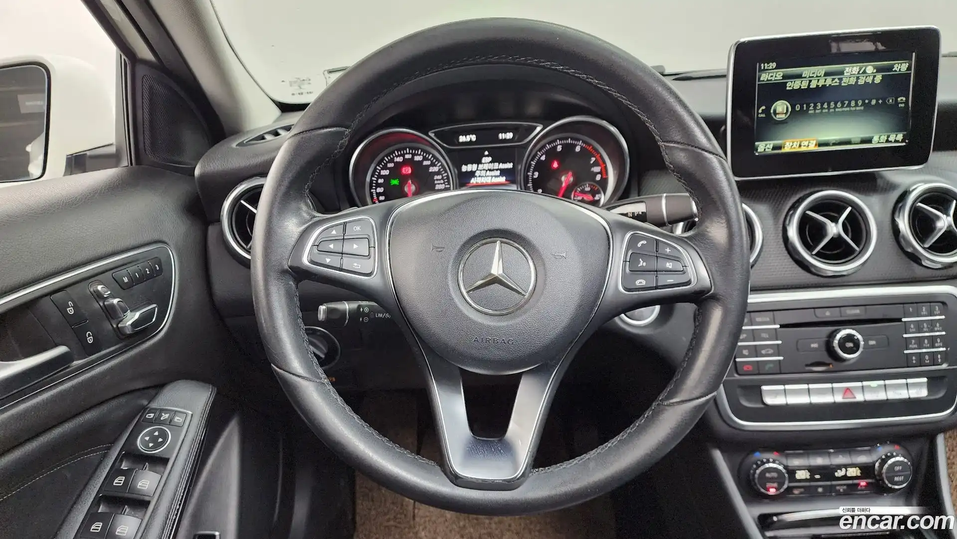 GLA-Class Mercedes-Benz 2017.10-OPTION-016