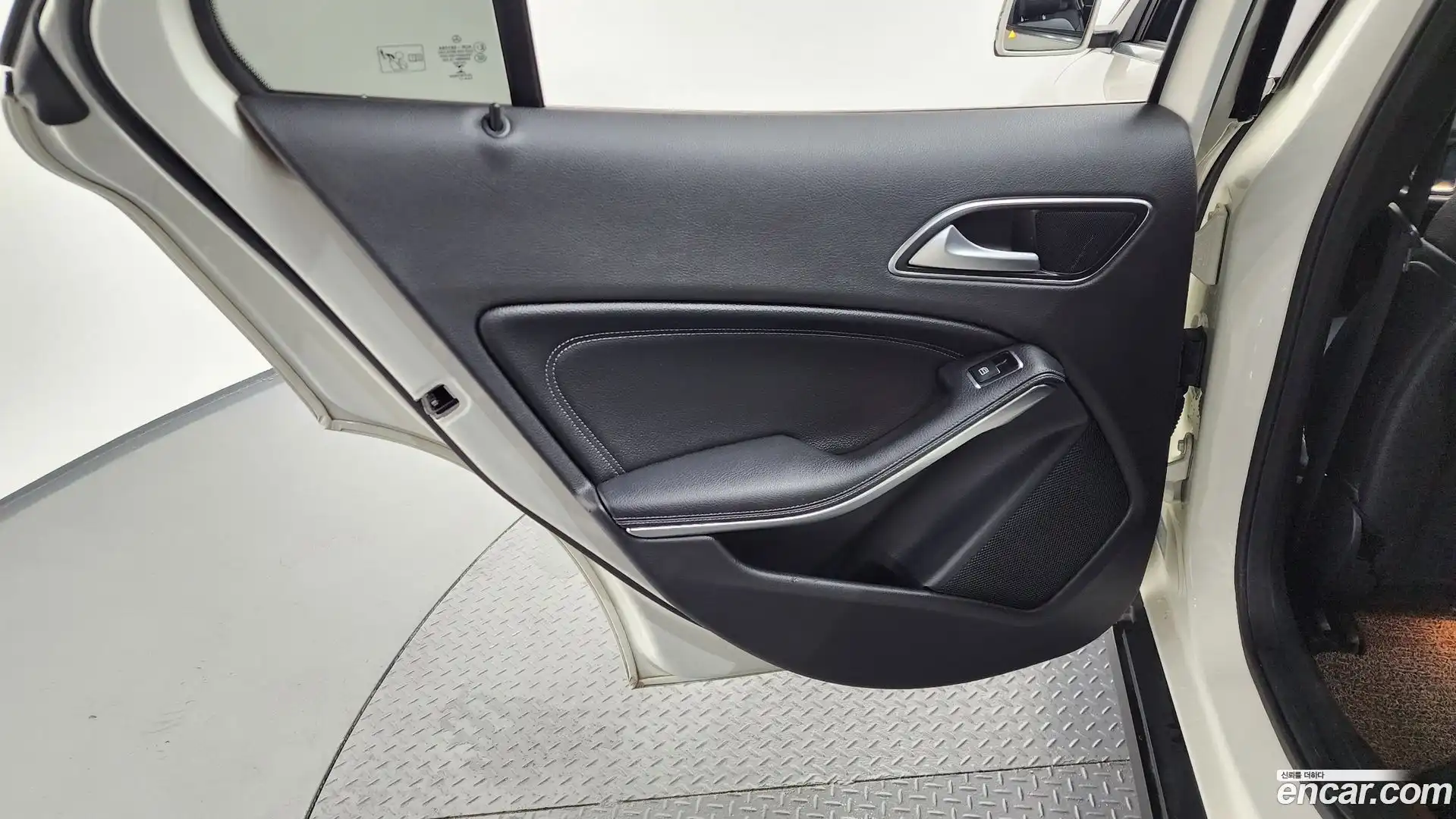 GLA-Class Mercedes-Benz 2017.10-INNER-035