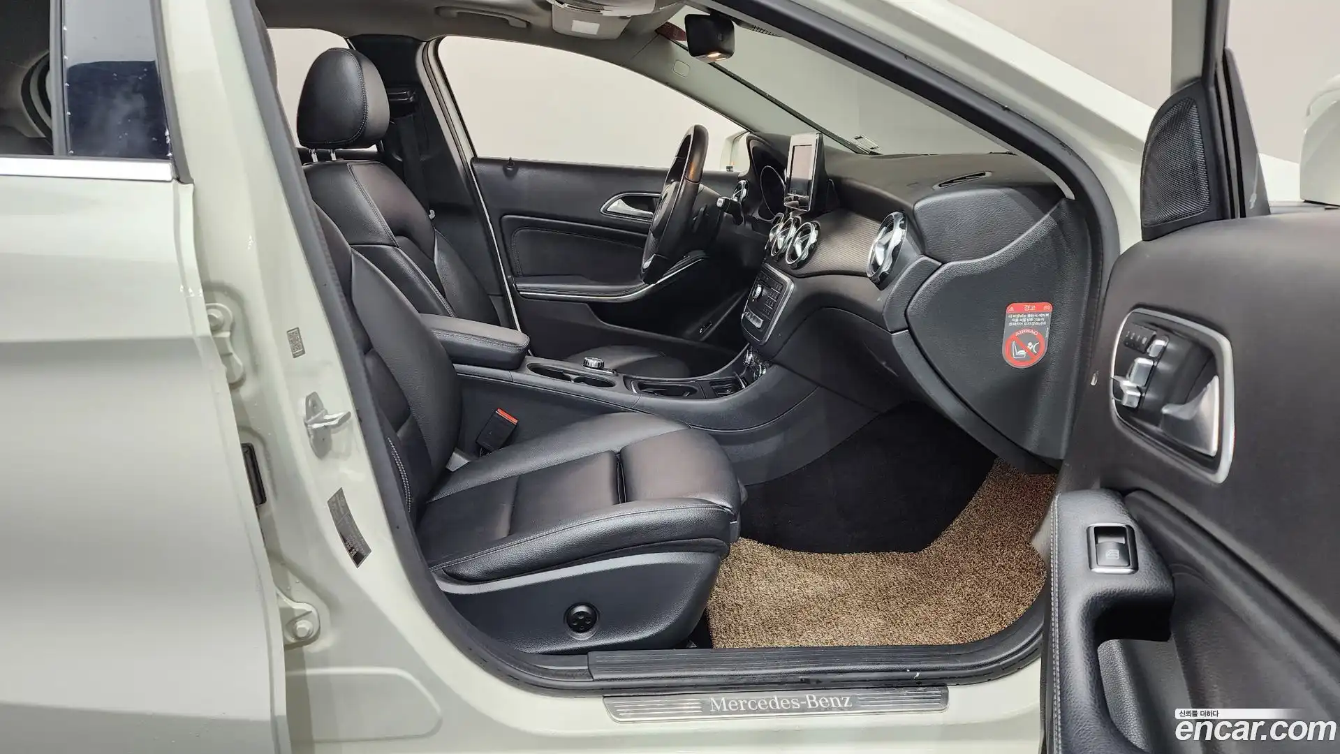 GLA-Class Mercedes-Benz 2017.10-INNER-036