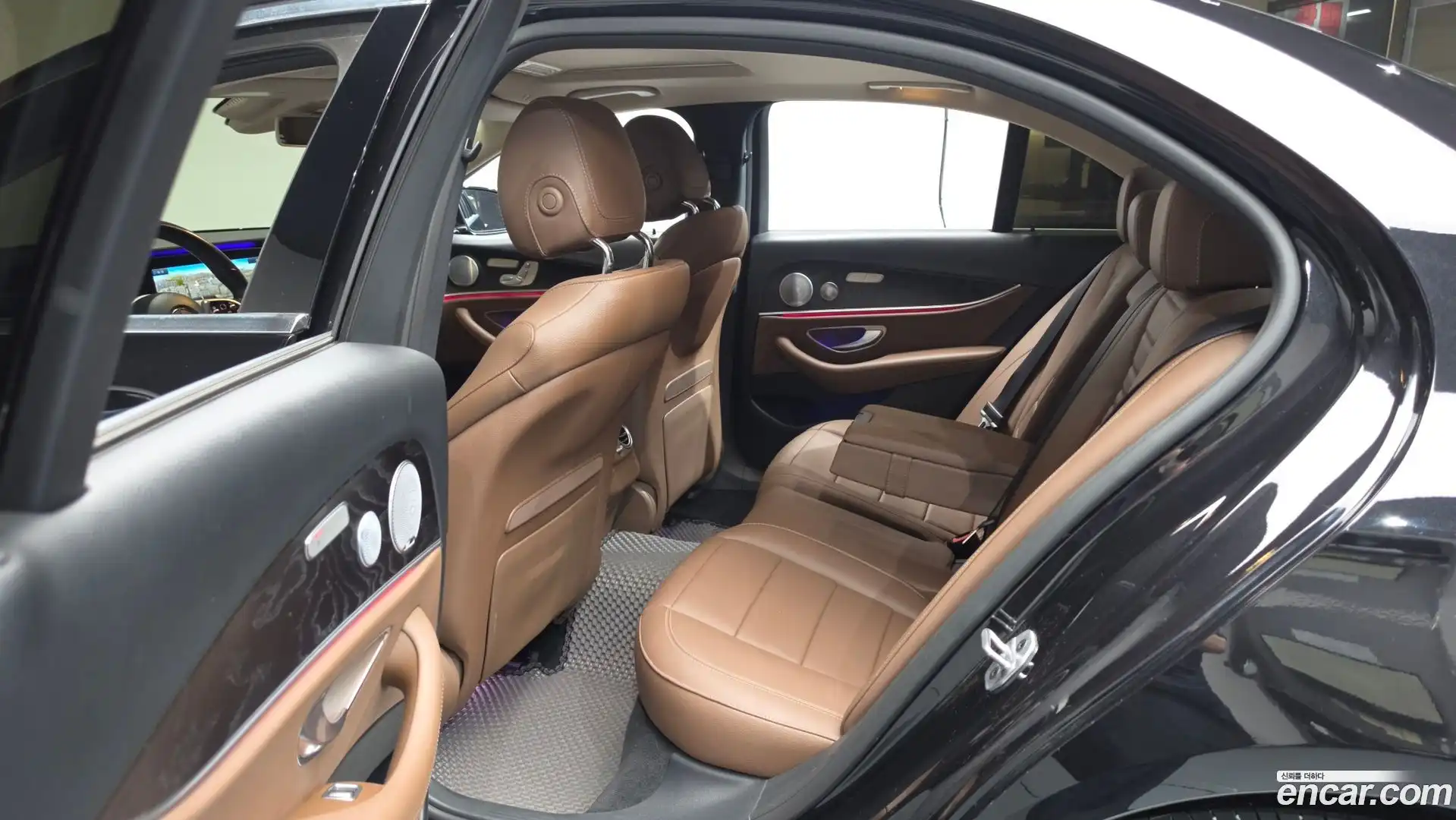 E-Class Mercedes-Benz 2018.10-OPTION-016
