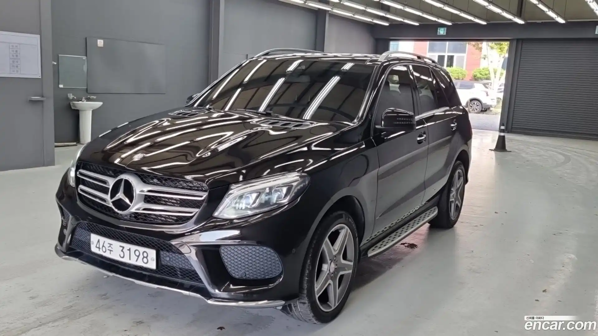 GLE-Class Mercedes-Benz 2017.0-OUTER-001