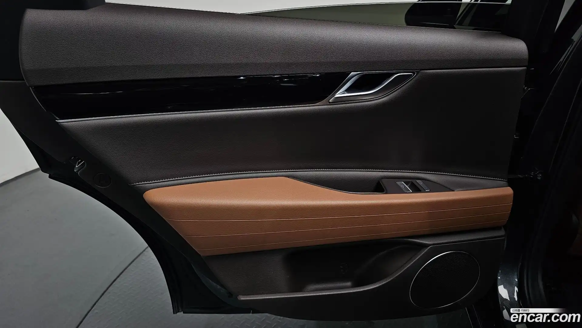G80 Genesis 2020.3-INNER-035