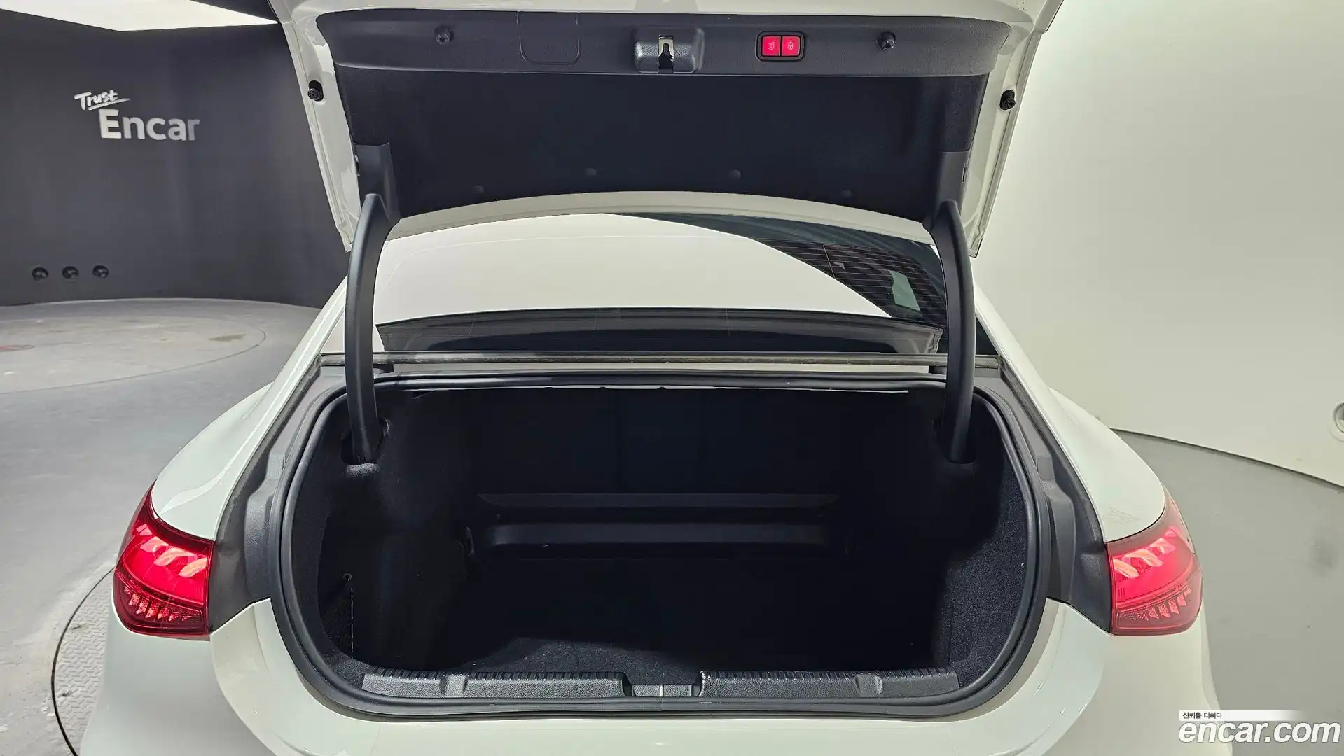 EQE Mercedes-Benz 2023.6-OPTION-024