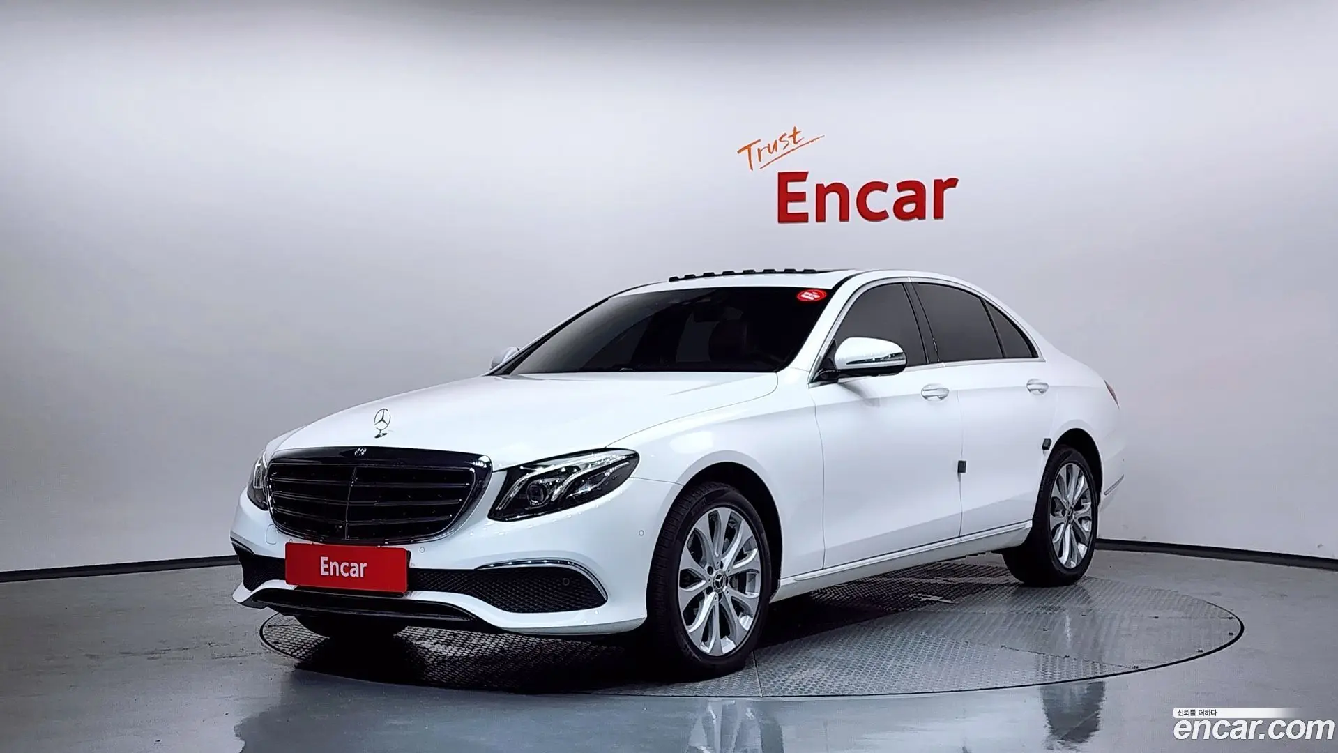 Main__Slider__Photo:E-Class Mercedes-Benz 2020.1-0