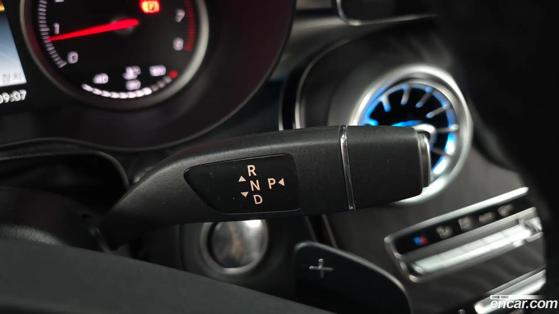 GLC-Class Mercedes-Benz 2019.5-INNER-009