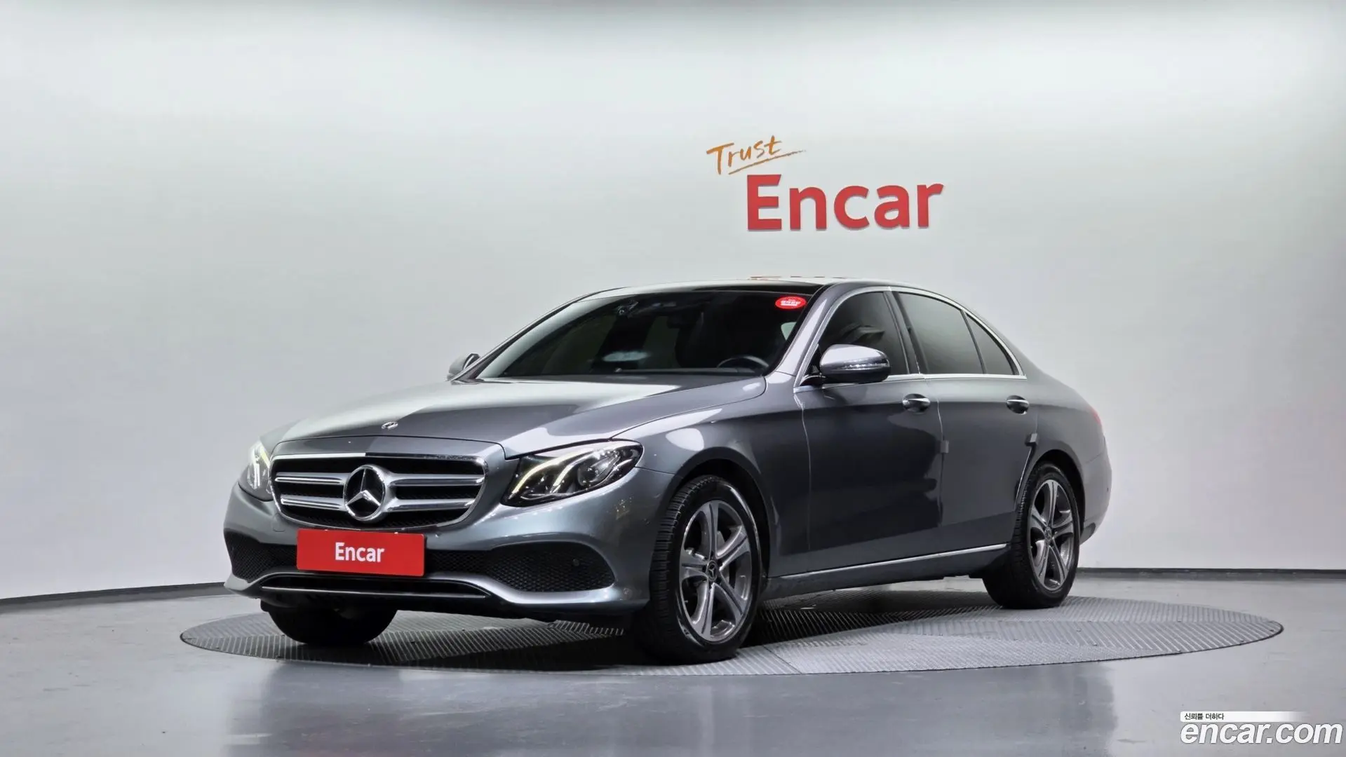 Main__Slider__Photo:E-Class Mercedes-Benz 2018.10-0