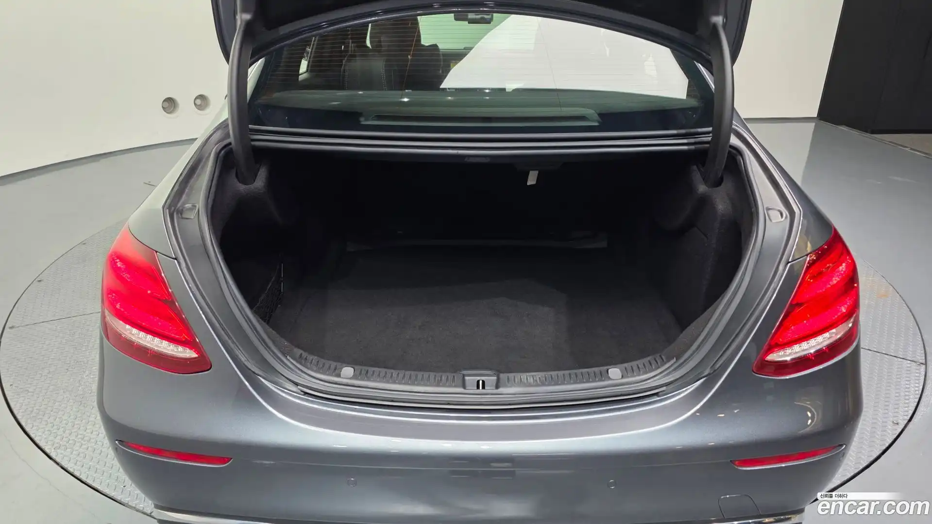 E-Class Mercedes-Benz 2018.10-OPTION-024