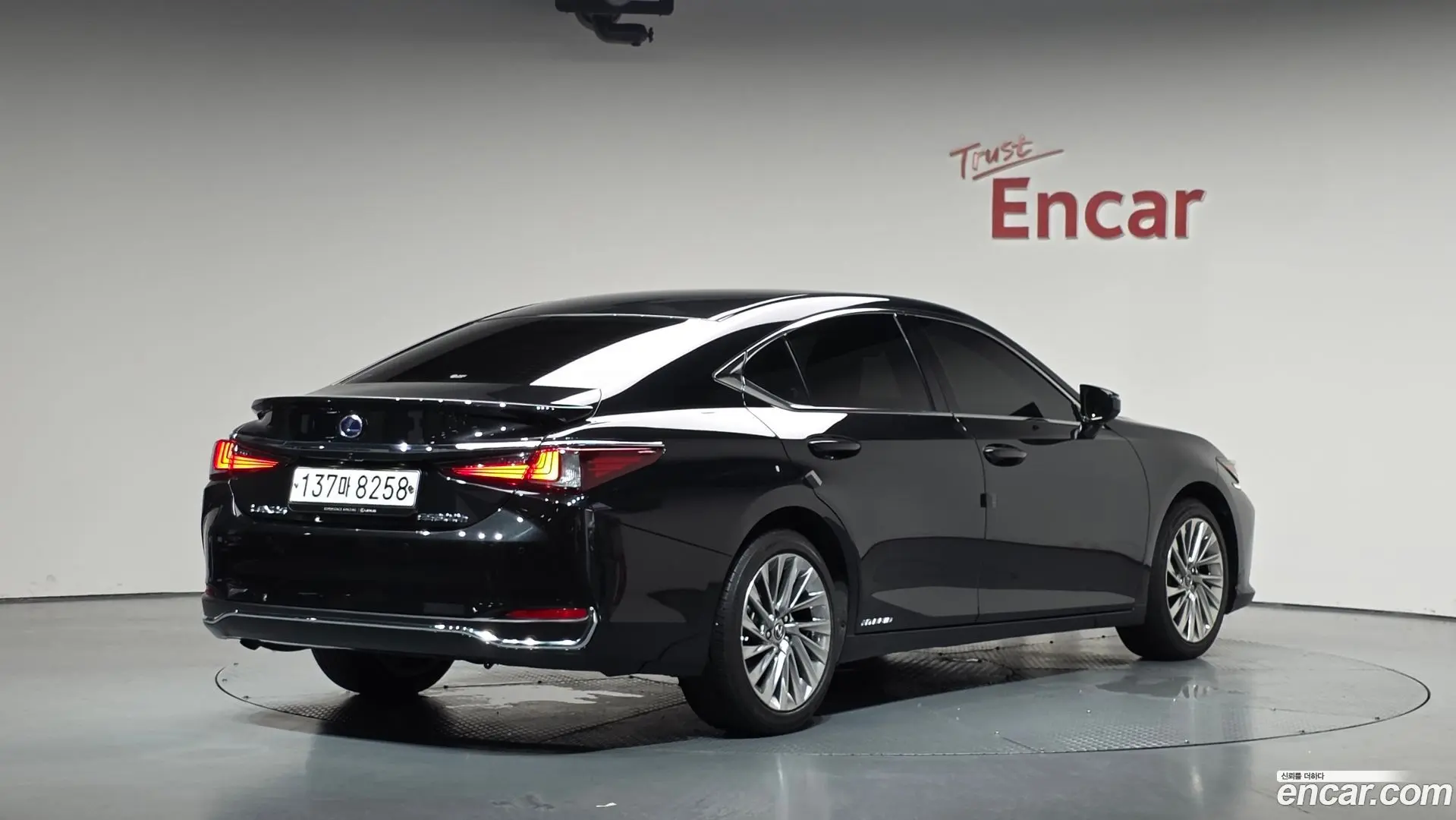 Main__Slider__Photo:ES Lexus 2021.3-1