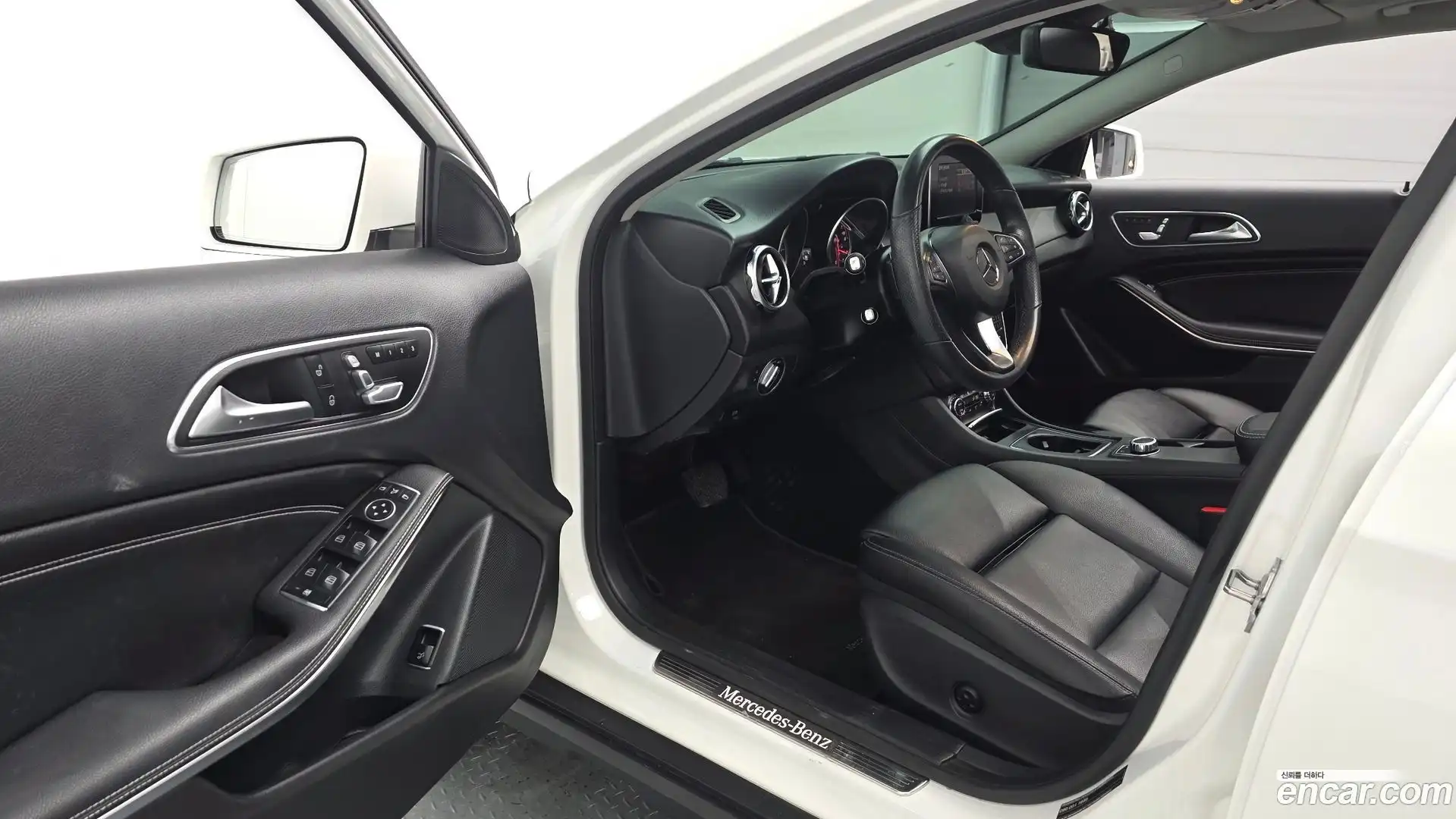 GLA-Class Mercedes-Benz 2019.2-INNER-010