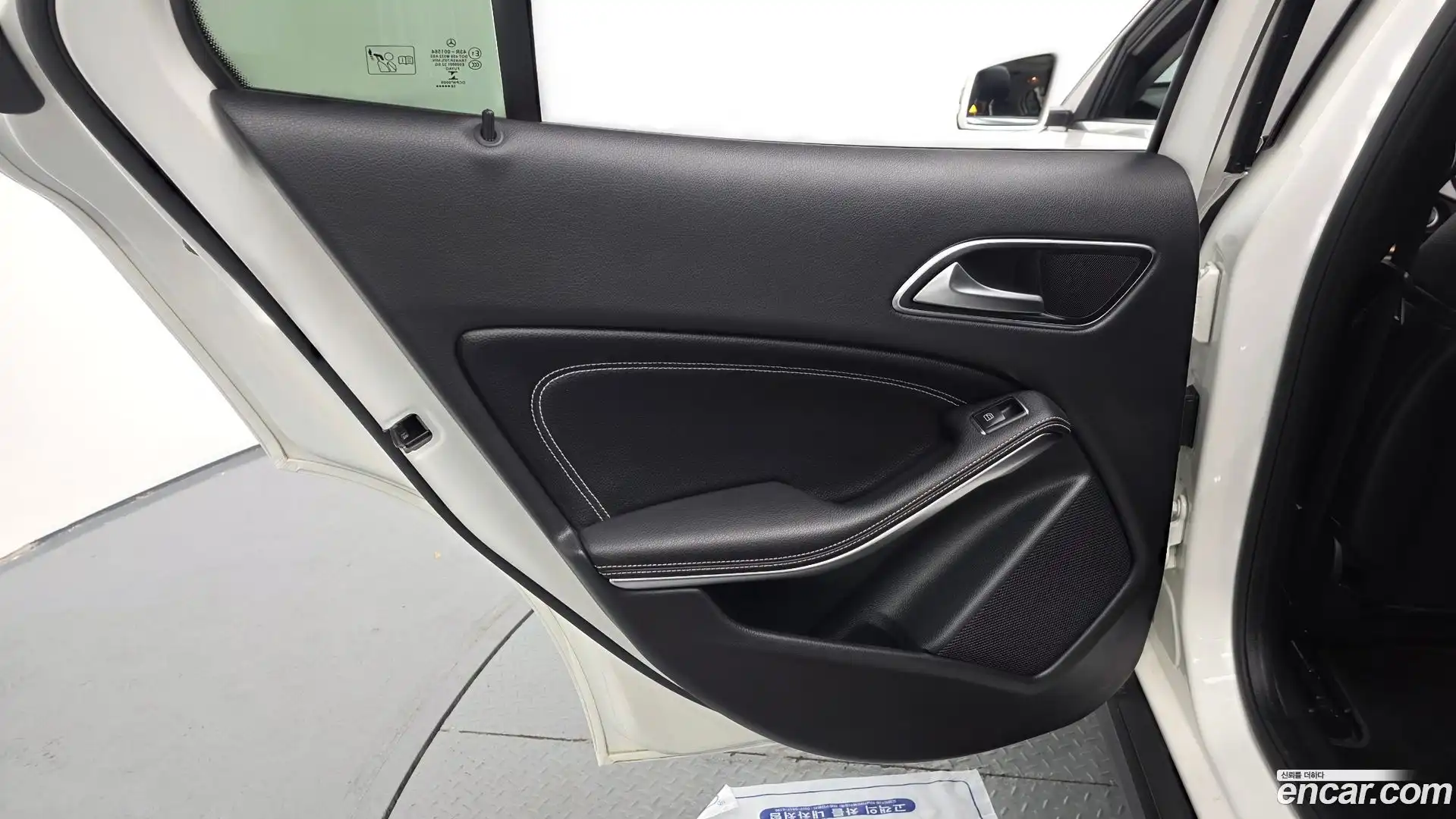 GLA-Class Mercedes-Benz 2019.2-INNER-035