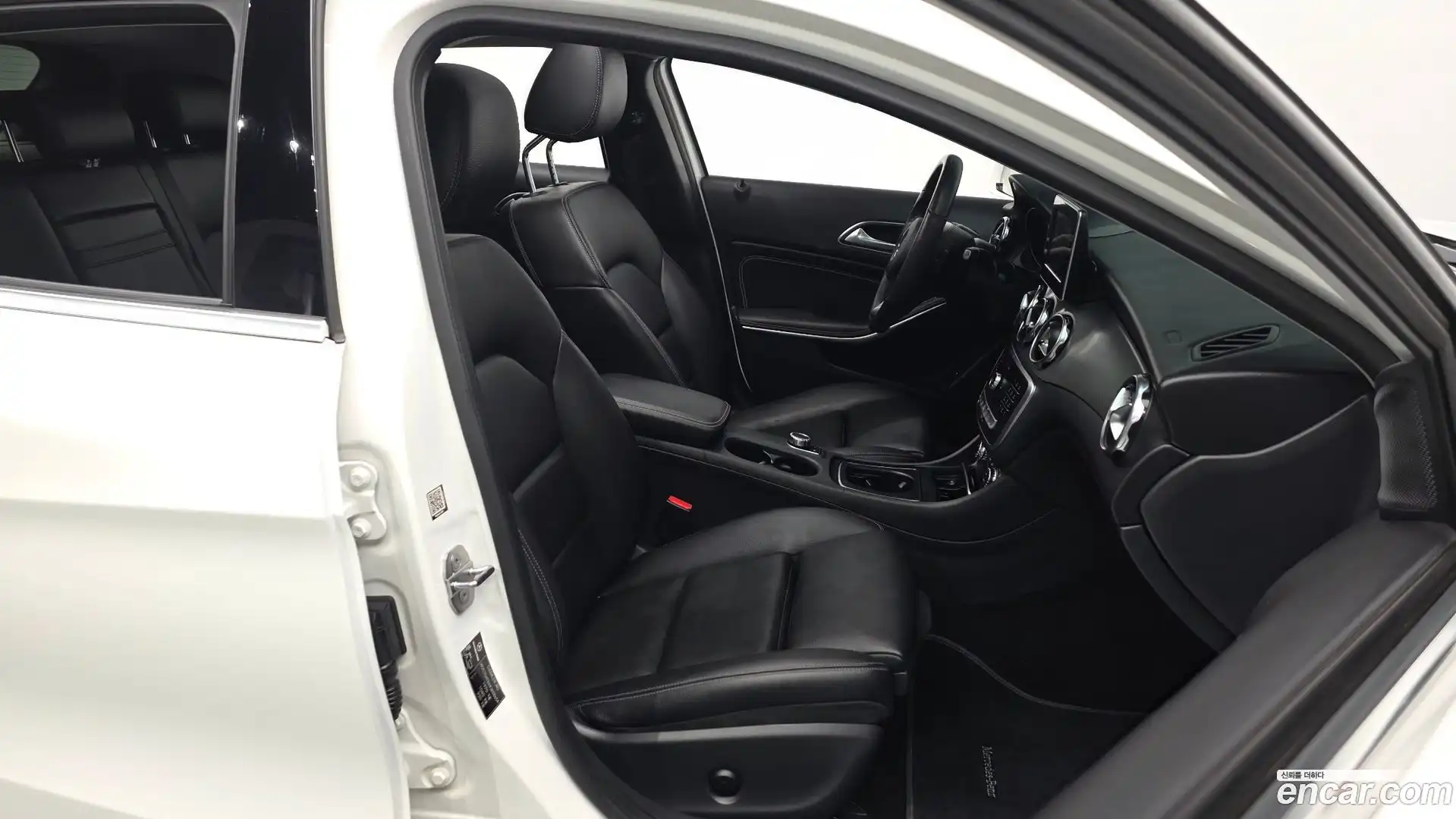 GLA-Class Mercedes-Benz 2019.2-INNER-036