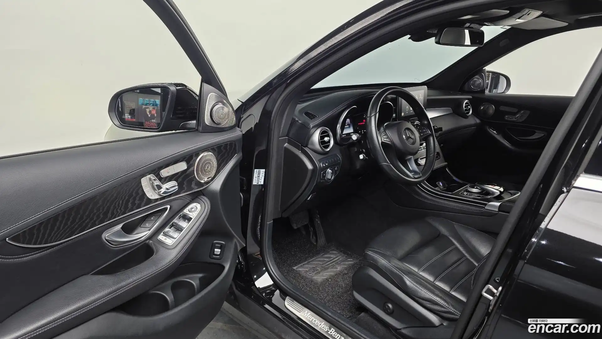 GLC-Class Mercedes-Benz 2017.8-INNER-010