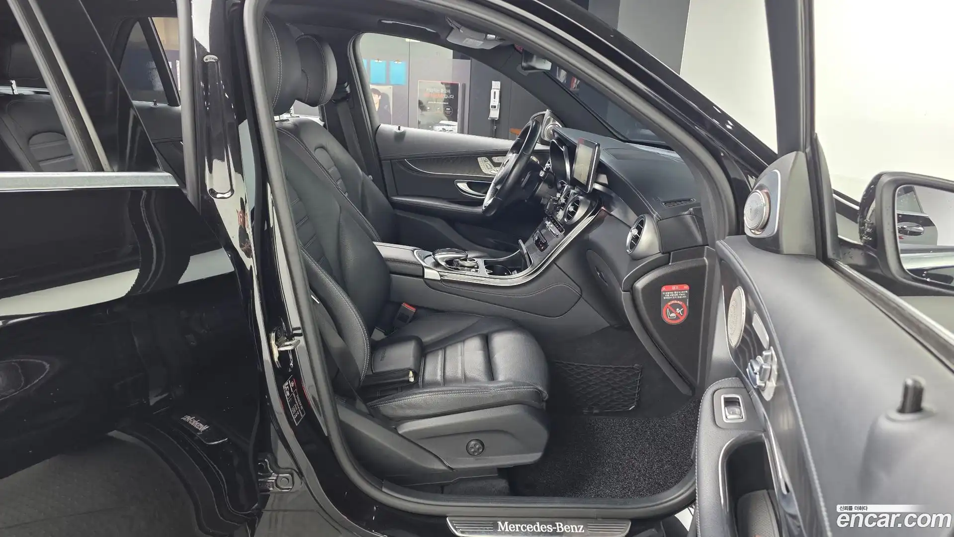 GLC-Class Mercedes-Benz 2017.8-OPTION-015
