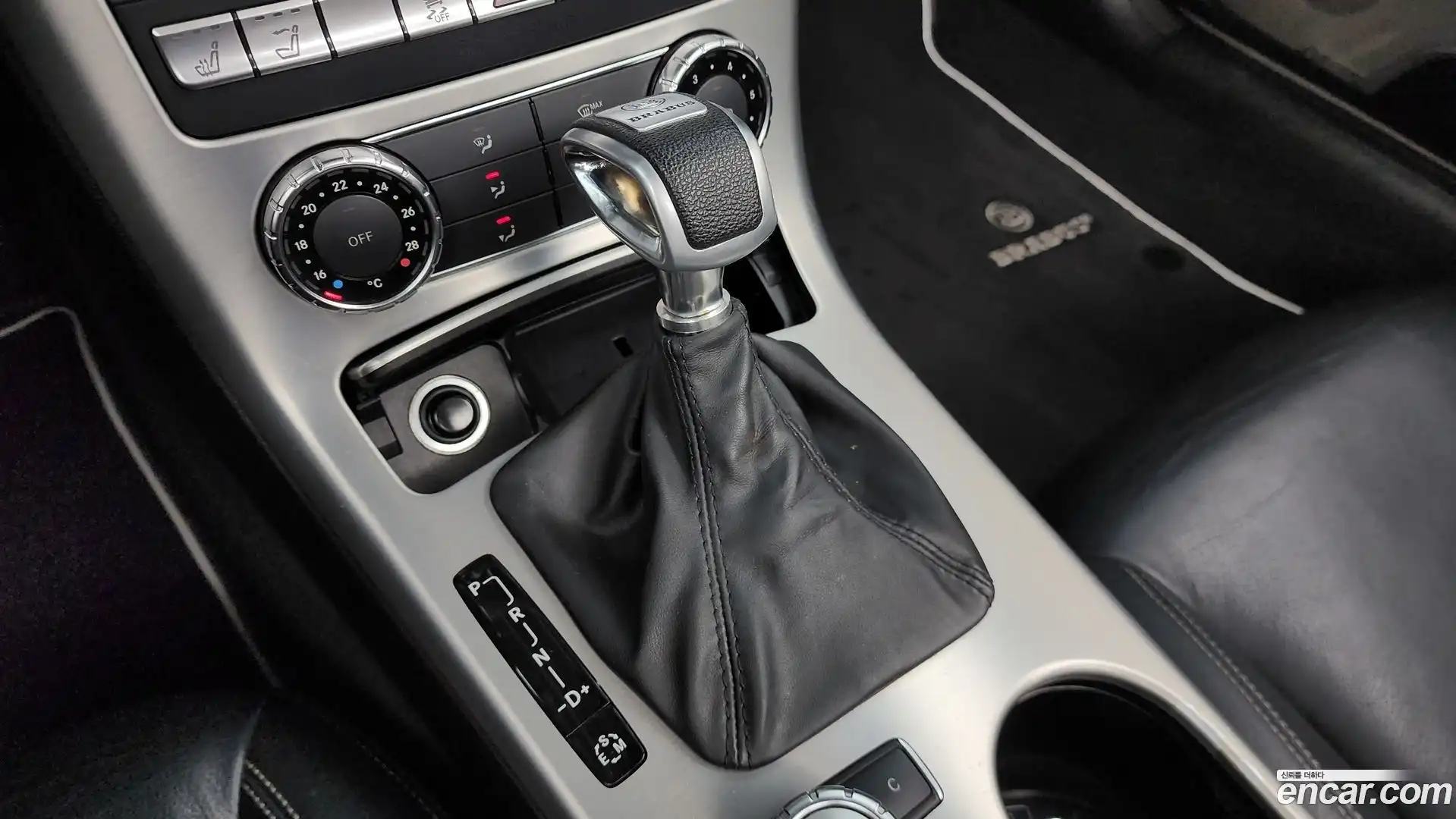SLK-Class Mercedes-Benz 2012.0-INNER-009