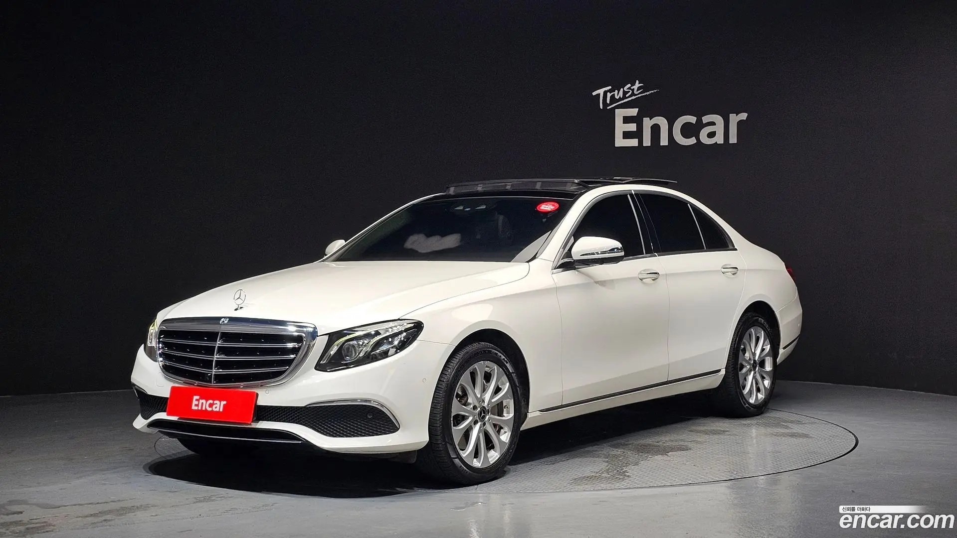 Main__Slider__Photo:E-Class Mercedes-Benz 2019.7-0