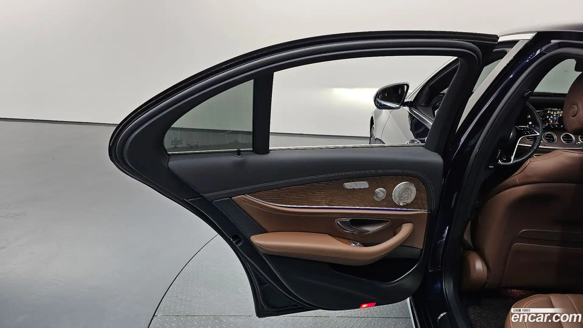 E-Class Mercedes-Benz 2022.2-INNER-035