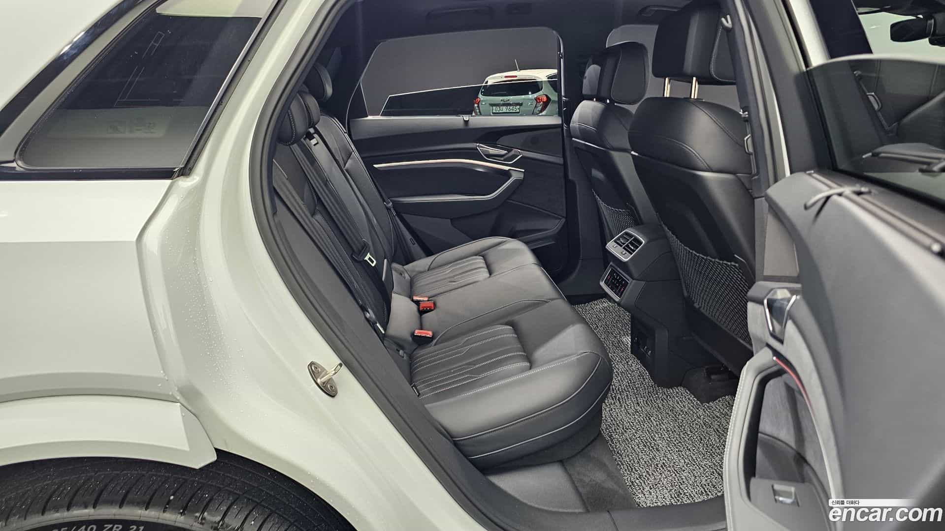 e-tron Audi 2023.11-OPTION-016