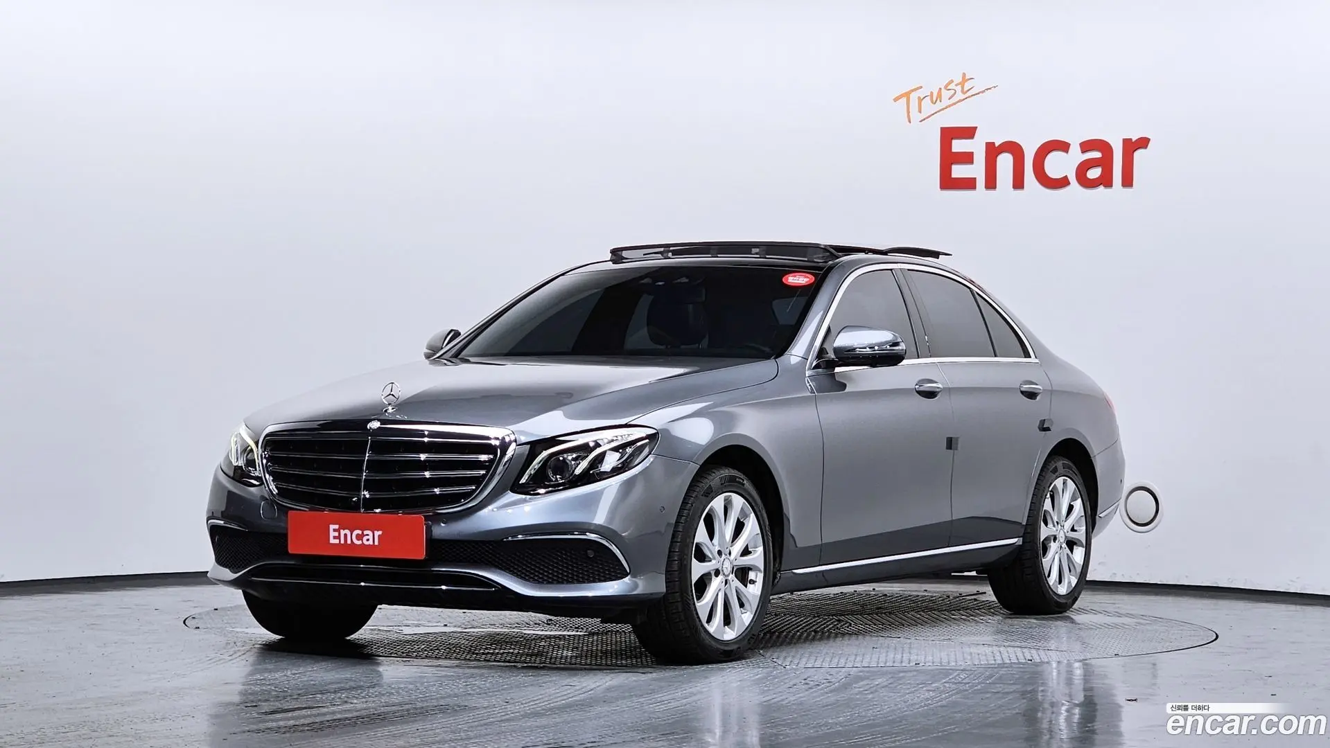 Main__Slider__Photo:E-Class Mercedes-Benz 2017.0-0