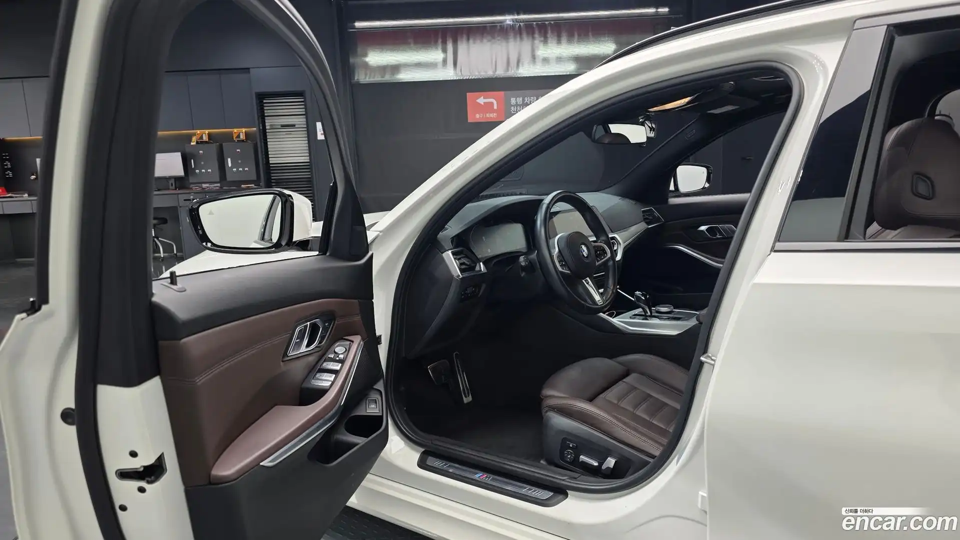 3-Series BMW 2022.3-INNER-010